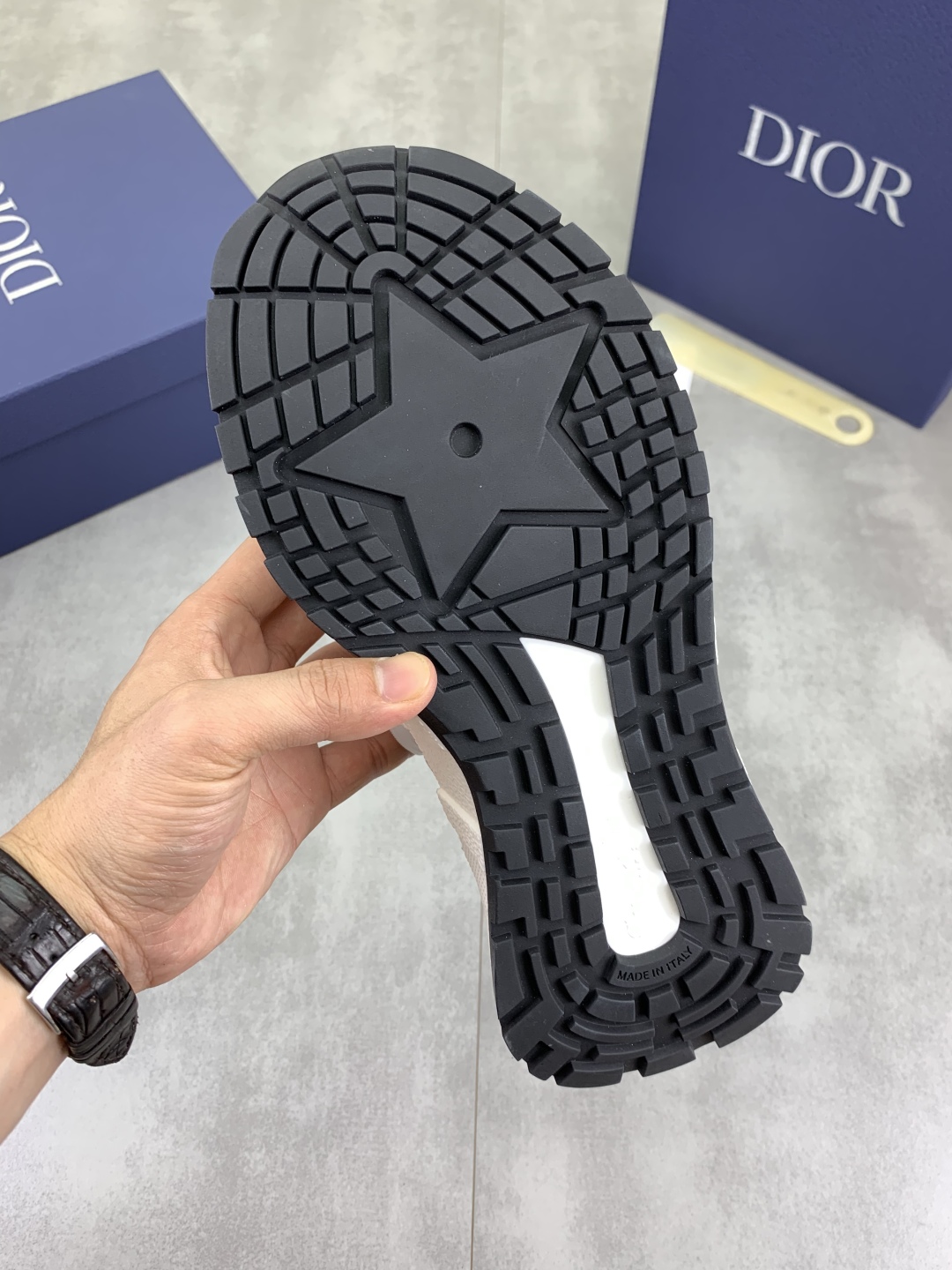 工厂价P270💰【实价】🆘【Dior】2025迪奥原版系带低帮男鞋 经典款休闲鞋🔥本款是官方主打经典款，质量，原厂名师制作，采用优质牛皮配原版材料➕舒适透气网布內里➕猪皮鞋垫，完美楦型，大方时尚的设计，吸引了众多消费者的追捧，适合司机驾车行驶🚗，要的就是市场最品质，颜色：七色 码数：38--44（45 46定做）