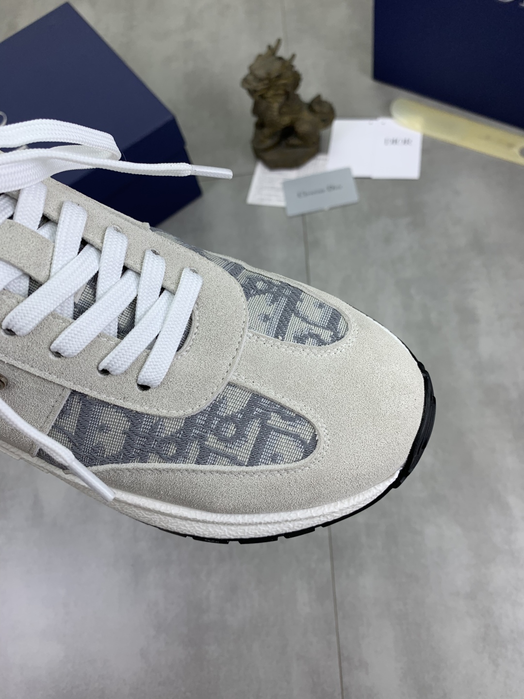 工厂价P270💰【实价】🆘【Dior】2025迪奥原版系带低帮男鞋 经典款休闲鞋🔥本款是官方主打经典款，质量，原厂名师制作，采用优质牛皮配原版材料➕舒适透气网布內里➕猪皮鞋垫，完美楦型，大方时尚的设计，吸引了众多消费者的追捧，适合司机驾车行驶🚗，要的就是市场最品质，颜色：七色 码数：38--44（45 46定做）