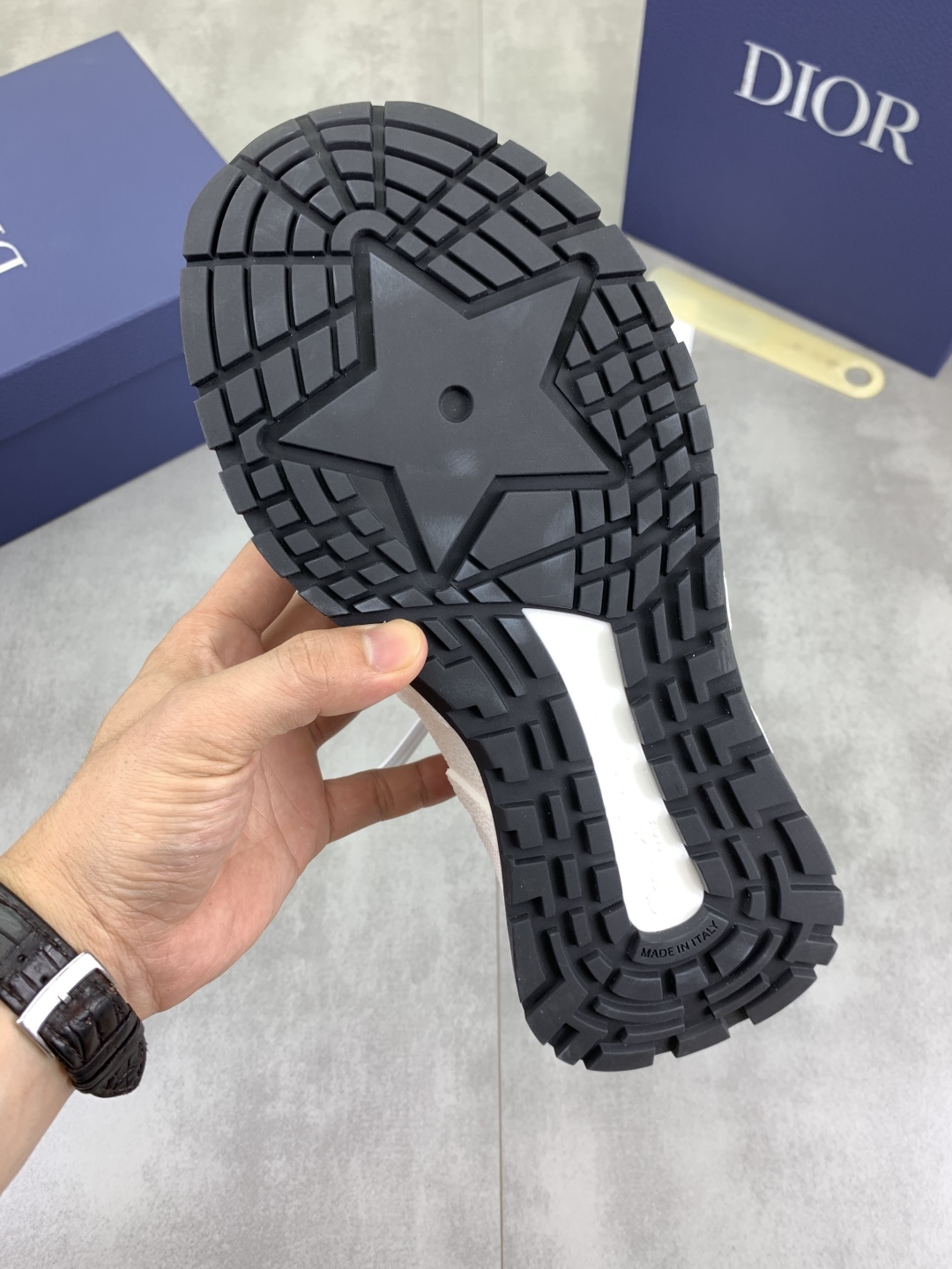 工厂价P270💰【实价】🆘【Dior】2025迪奥原版系带低帮男鞋 经典款休闲鞋🔥本款是官方主打经典款，质量，原厂名师制作，采用优质牛皮配原版材料➕舒适透气网布內里➕猪皮鞋垫，完美楦型，大方时尚的设计，吸引了众多消费者的追捧，适合司机驾车行驶🚗，要的就是市场最品质，颜色：七色 码数：38--44（45 46定做）