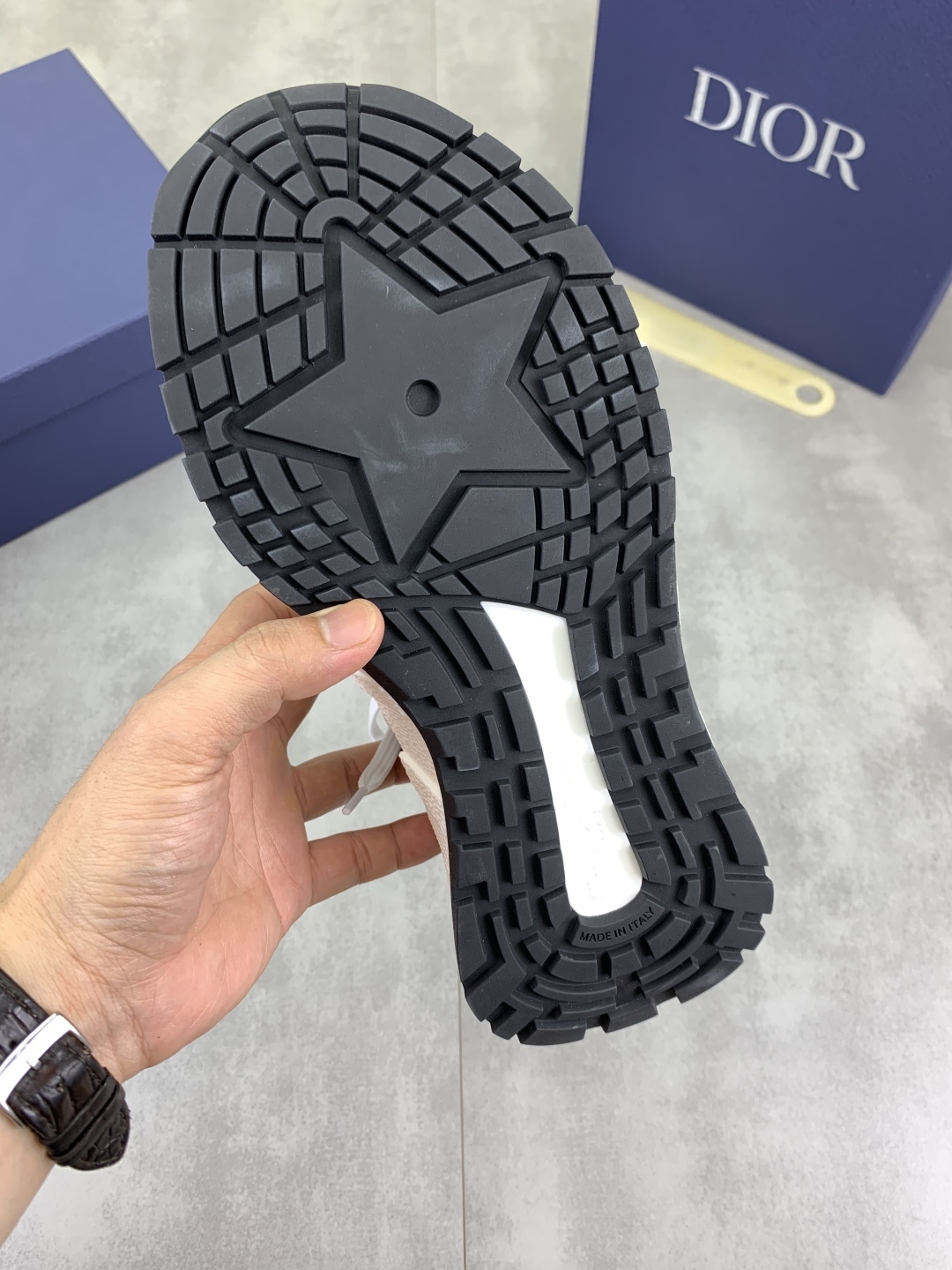 工厂价P270💰【实价】🆘【Dior】2025迪奥原版系带低帮男鞋 经典款休闲鞋🔥本款是官方主打经典款，质量，原厂名师制作，采用优质牛皮配原版材料➕舒适透气网布內里➕猪皮鞋垫，完美楦型，大方时尚的设计，吸引了众多消费者的追捧，适合司机驾车行驶🚗，要的就是市场最品质，颜色：七色 码数：38--44（45 46定做）