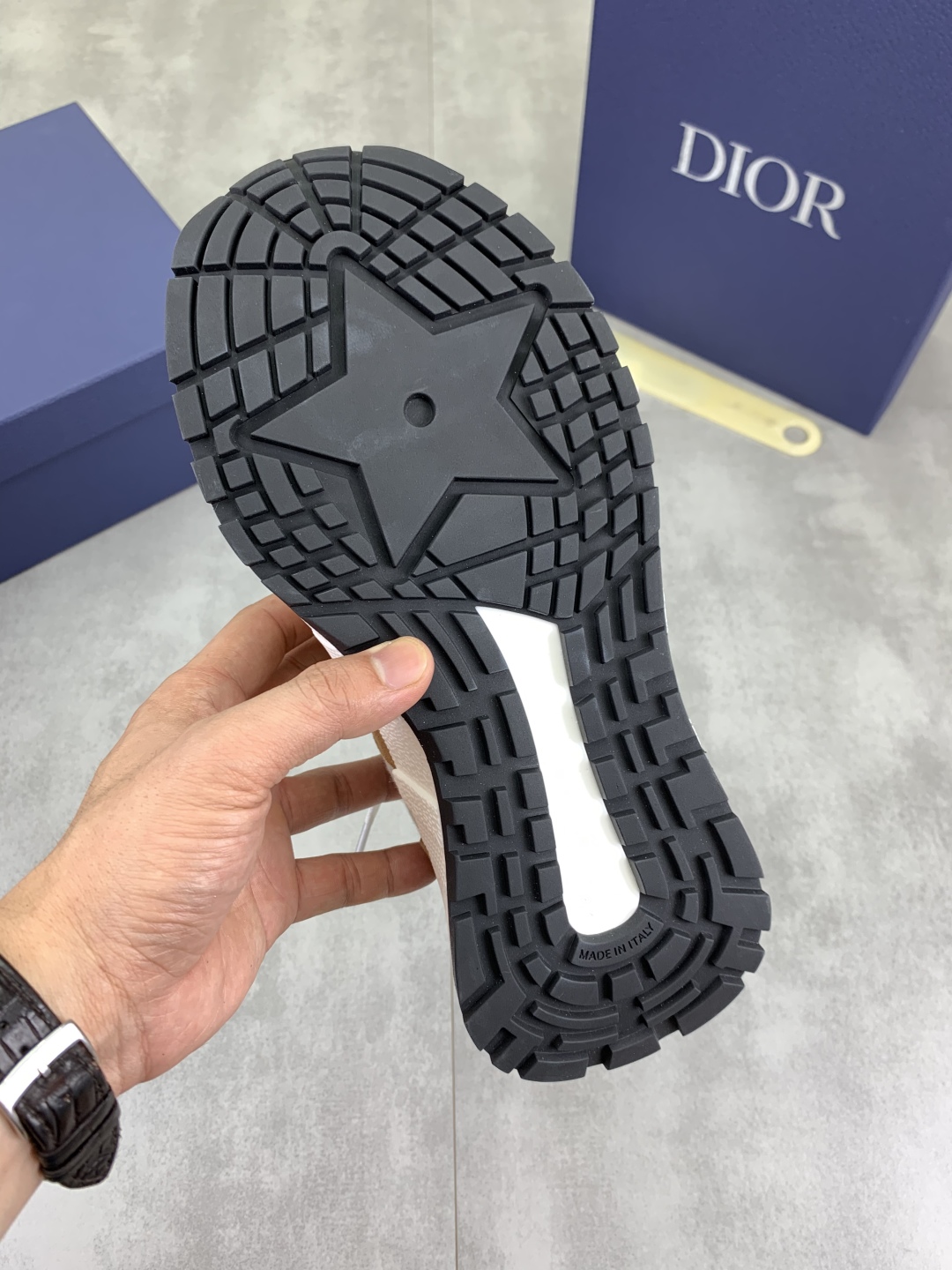 工厂价P270💰【实价】🆘【Dior】2025迪奥原版系带低帮男鞋 经典款休闲鞋🔥本款是官方主打经典款，质量，原厂名师制作，采用优质牛皮配原版材料➕舒适透气网布內里➕猪皮鞋垫，完美楦型，大方时尚的设计，吸引了众多消费者的追捧，适合司机驾车行驶🚗，要的就是市场最品质，颜色：七色 码数：38--44（45 46定做）