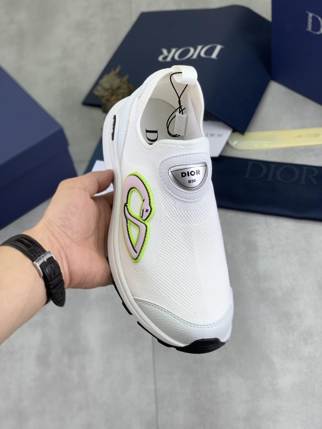 NO:345919,Real-price Dior Chrono high-version flying woven shoes 2025 new B30 series, with white and black flying woven series, with computer-printed CD logos on both sides, star patches on the tongue and Dior logo on the heel, and many details show the style. The inner part is matched with the original color mesh, the large body is supported by a low-temperature shaping piece, and is filled with light feather cotton to keep the inner part full and soft and fit the feet. The exclusive mold opening sole adopts an integrated molding process, and does not need to consider the peeling of the sole decorative accessories, and is light, comfortable, sturdy and wear-resistant. The two-color shoelace accessories are exquisitely equipped with high-end trendy and casual shapes at all times. The color is white, black, gray, size 39-45,,dior,dior19860909实价 迪奥Dior Chrono 高版本飞织鞋 2025新品B30系列,以白色和黑色飞织系列 两侧饰以电脑打印 CD 标志、鞋舌上的星星补丁和鞋跟的 Dior 标志,诸多细节彰显格调. 内里搭配原版配色网布,大身内部采用低温定型片整体支撑,并填充轻羽棉保持内里饱满柔软贴脚.独家开模大底采用一体成型工艺,不用考虑鞋底装饰配件开胶掉落等问题,且穿着轻盈舒适又坚固耐磨,双色鞋带配饰精致的金属五角星吊坠,时刻打造高端潮流休闲造型.颜色白色 黑色 灰色 码数39-45,,dior,dior,Men's shoes