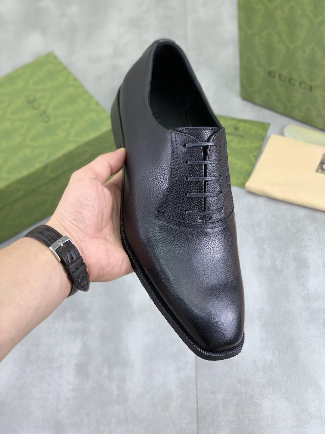 NO:348301,[Real Price] Water-Dye Niuli [Guqi] GUCCI high-end men's formal business leather shoes, original 11 products!  Original imported high-end beaded calfskin, original metal buckle, imported head layer cowhide inner footbed Original outsole, men's shoes size 39-44 (45 customized) 2 colors available, gucci, cowhide19860909【实价】 水染牛里【古奇】GUCCI高端男士正装商务皮鞋,原单11货！原版进口高端开边珠小牛皮,原版金属饰扣,进口头层牛皮内里垫脚 原版大底,男鞋码数39-44（45定做）2色颜色可选,,gucci,cowhide,Men's shoes