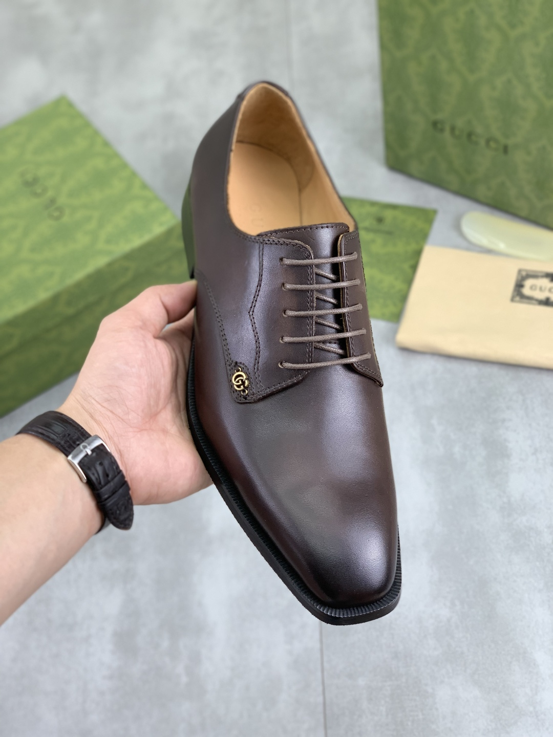 NO:348484,[Real Price] Water-Dye Niuli [Guqi] GUCCI high-end men's formal business leather shoes, original 11 products!  Original imported high-end beaded calfskin, original metal buckle, imported head layer cowhide inner footbed Original outsole, men's shoes size 39-44 (45 customized) 3 colors available, gucci, cowhide19860909【实价】 水染牛里【古奇】GUCCI高端男士正装商务皮鞋,原单11货！原版进口高端开边珠小牛皮,原版金属饰扣,进口头层牛皮内里垫脚 原版大底,男鞋码数39-44（45定做）3色颜色可选,,gucci,cowhide,Men's shoes