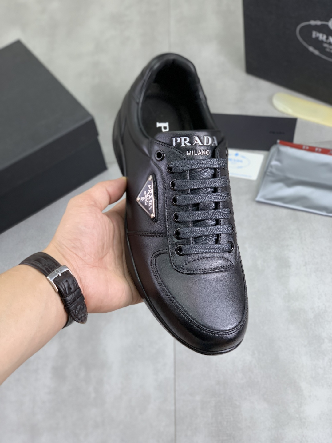 NO:348740,[Real Price] Top Quality The classic hit official website is on the market, a century of timelessness, trendy brand (Prada Prada) mainly promotes the hit, avant-garde and versatile fashion men's shoes private version, cowhide surface splicing 11 oil edges, fashionable and clean, original imported cowhide inner cowhide footbed; atmospheric personality is more trendy and eye-catching and pursue grade, it will subvert the old concept, and be a must for fashion trendy people with you! Must keep it yourself! High-end comfortable, large and low, high-end quality workmanship. Number of 38-44 black optional. Full set of packaging, prada, prada, cowhide19860909【实价】顶级品质 官网经典爆款上市,百年不过时, 潮牌（普拉达Prada）主推爆款,前卫百搭时尚男鞋私版开模,牛皮面拼接11油边处理..时尚干脆、原版进口牛皮内里牛皮垫脚；大气个性更潮更抢眼更追求档次,它将颠覆旧念,与您共度时尚潮人必备! 必自留 ! 高端舒适大低,高端品质做工.码数38-44 黑色可选.全套包装,,prada,prada,cowhide,Men's shoes