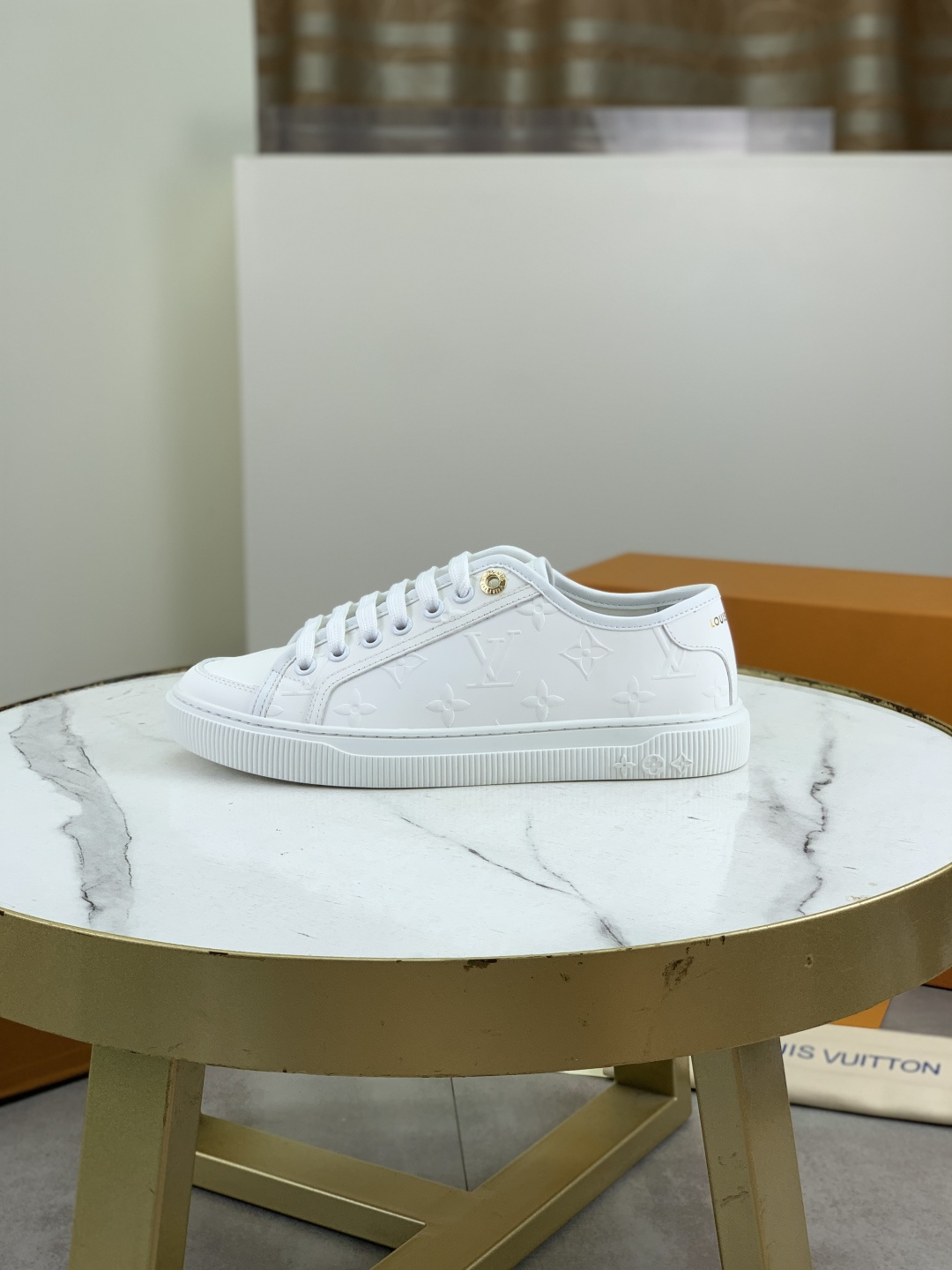 NO:348714,Real price Top version Louis vui...tton ss25 new arrival~ couple style L family classic thick-soled sneakers 2025 autumn and winter new version This time Out sneakers are made of imported canvas, illuminating the side center logo with dazzling luster. Inscription eyelets and metal textured leather trim at the rear rich details, thickened rubber outsole blooms Monogram flowers and doll decoration is a cooperative model of Takashi Murakami top quality size 35-40 for women 38-46 for men (four 40 for men 45 or above),,louis vuitton,louis vuitton,sneakers19860909实价 顶级版本 Louis vui……tton ss25 new arrival～情侣款 L家经典厚底运动鞋2025秋冬新版面 本款Time Out 运动鞋取材进口帆布面,以耀眼光泽点亮侧面心标识.铭纹孔眼和后部金属质感皮革饰边丰富细节,加厚橡胶外底绽放 Monogram 花卉 公仔装饰 是村上隆合作款 顶级精品 码数女35-40 男38-46（女40 男45以上定做）,,louis vuitton,louis vuitton,sneakers,Men's shoes