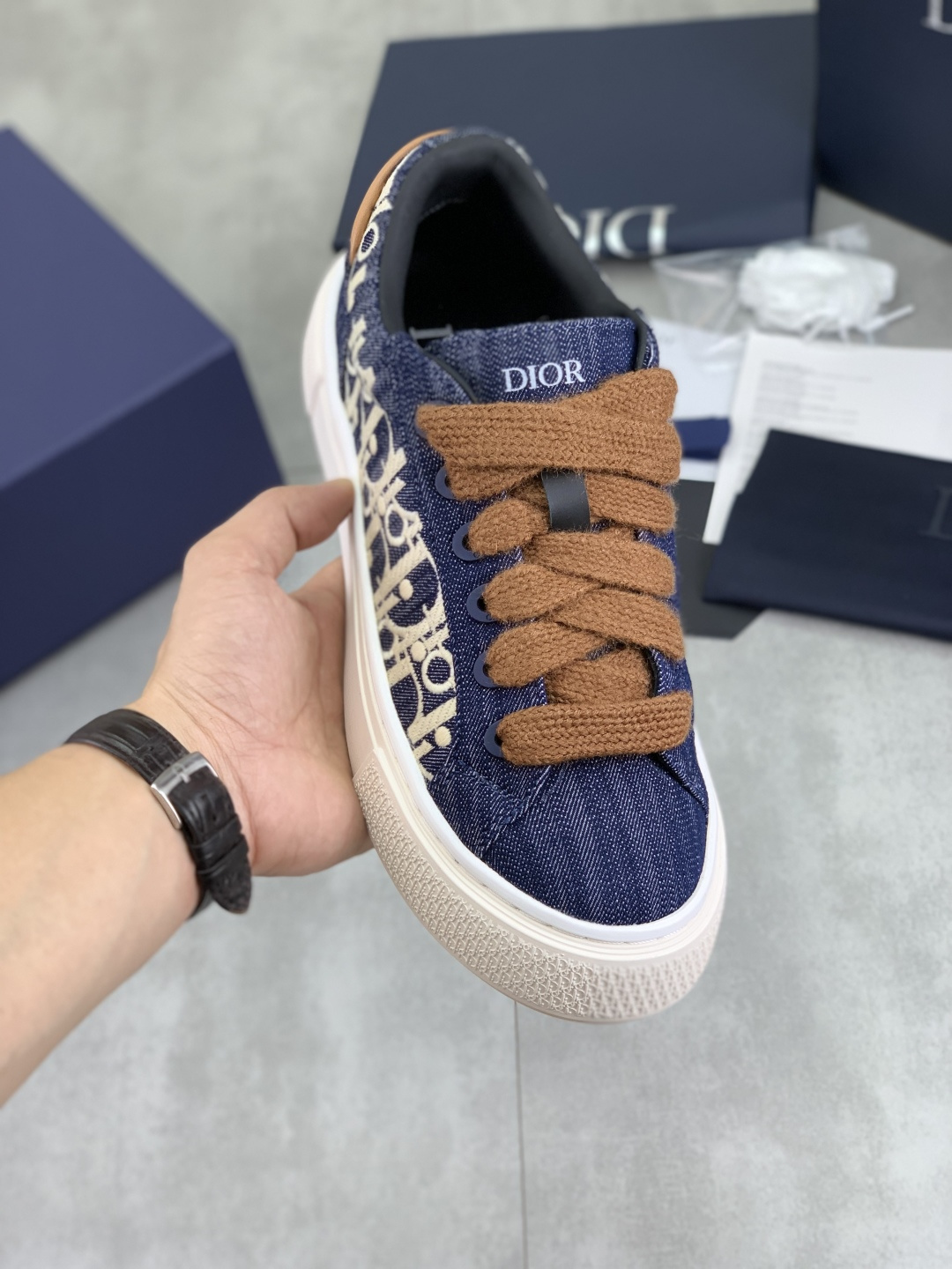 NO:350122,Real-price DIOR B33 sneakers are carefully crafted from black grained top leather, embossed with the same color Dior Gravity embossing effect, exquisite, and the inner part is soft and comfortable in the same color sheep. Paired with original custom multi-colored mohair wide laces and matte black finish brass eyelets, the same color rubber sole is decorated with Oblique pattern, and the rear tail is embellished with a contrasting Dior 30 Avenue Montaigne logo to enhance the style and add a fashionable temperament to the casual look. Size women's model 35-40 (34, 41 custom-made non-return and exchange) Men's model 39-45 (38, 46 custom-made non-return and exchange), dior, dior, sneakers, cowhide19860909实价 DIOR迪奥 B33运动鞋 采用黑色粒面头层牛皮精心制作,点缀以同色调 Dior Gravity 压花效果,精美非凡,内里采用同色系绵羊里柔软舒适.搭配原版定制多色马海毛宽鞋带和哑光黑色饰面黄铜孔眼,同色系橡胶鞋底饰以 Oblique 图案,后尾标点缀以对比鲜明的 Dior 30 Avenue Montaigne 标志提升格调,为休闲造型增添时尚气质. 码数女款 35-40（34、41定做不退换）  男款 39-45（38、46定做不退换）,,dior,dior,sneakers,cowhide,Men's shoes