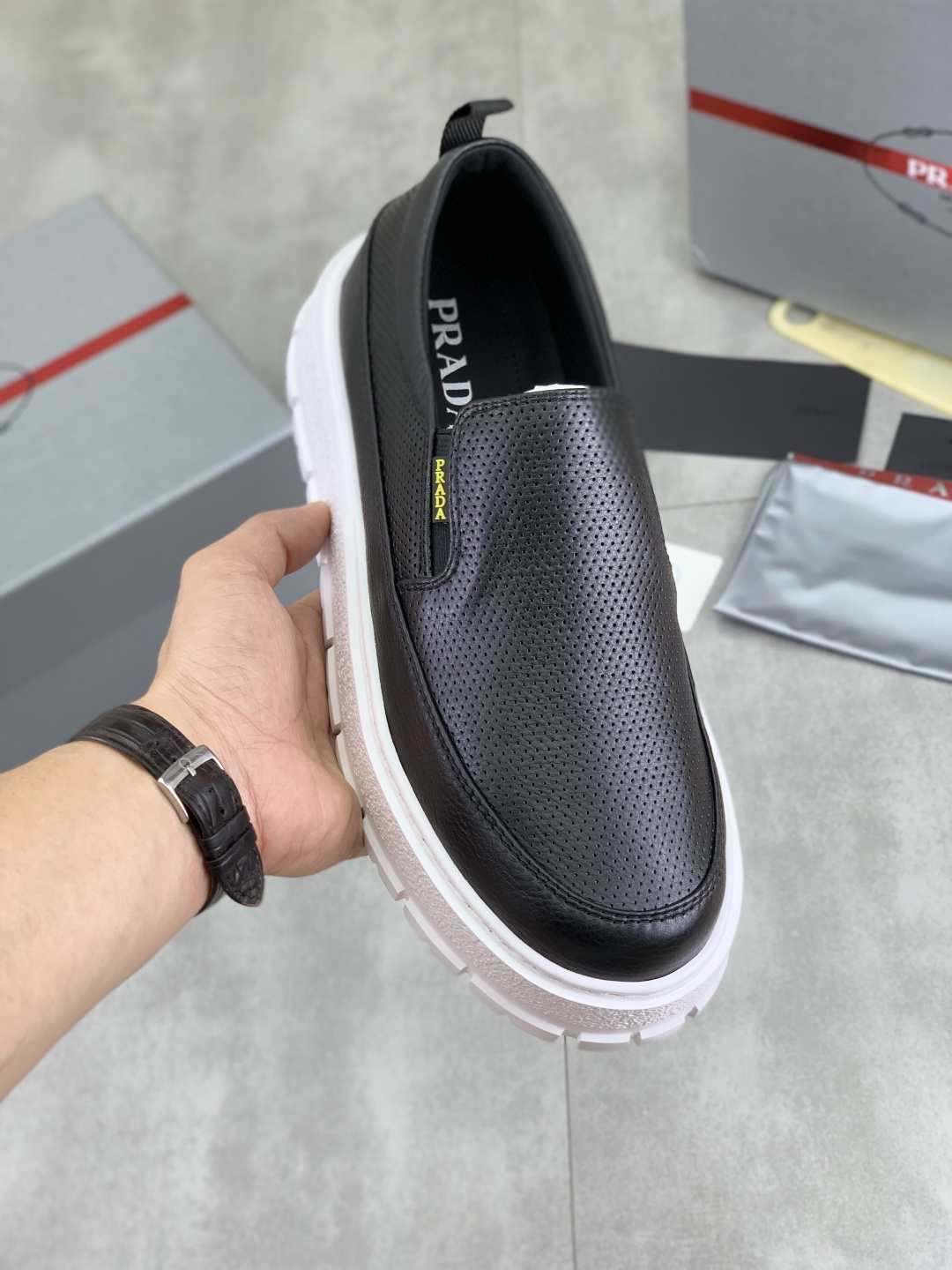 NO:350159,[Real price] Top version The official website is launched with hot products, trendy brands (Prada Prada) are mainly popular, avant-garde and versatile fashion men's shoes are open with a private version, cowhide surface splicing 11.. Fashionable and crisp, original imported cowhide inner cowhide footbed; atmospheric personality is more trendy and eye-catching and pursue grade, it will subvert the old ideas and must have fashion trends with you! Must keep it yourself! High-end comfort, large and low, high-end quality workmanship. The official website new high-end sole size 38-45 4 colors available.,,prada,prada,cowhide19860909【实价】顶级版本 官网爆款上市, 潮牌（普拉达Prada）主推爆款,前卫百搭时尚男鞋私版开模,牛皮面拼接11..时尚干脆、原版进口牛皮内里牛皮垫脚；大气个性更潮更抢眼更追求档次,它将颠覆旧念,与您共度时尚潮人必备! 必自留 ! 高大上的舒适大低,高端品质做工.官网新款高端大底 码数38-45 4色可选.,,prada,prada,cowhide,Men's shoes