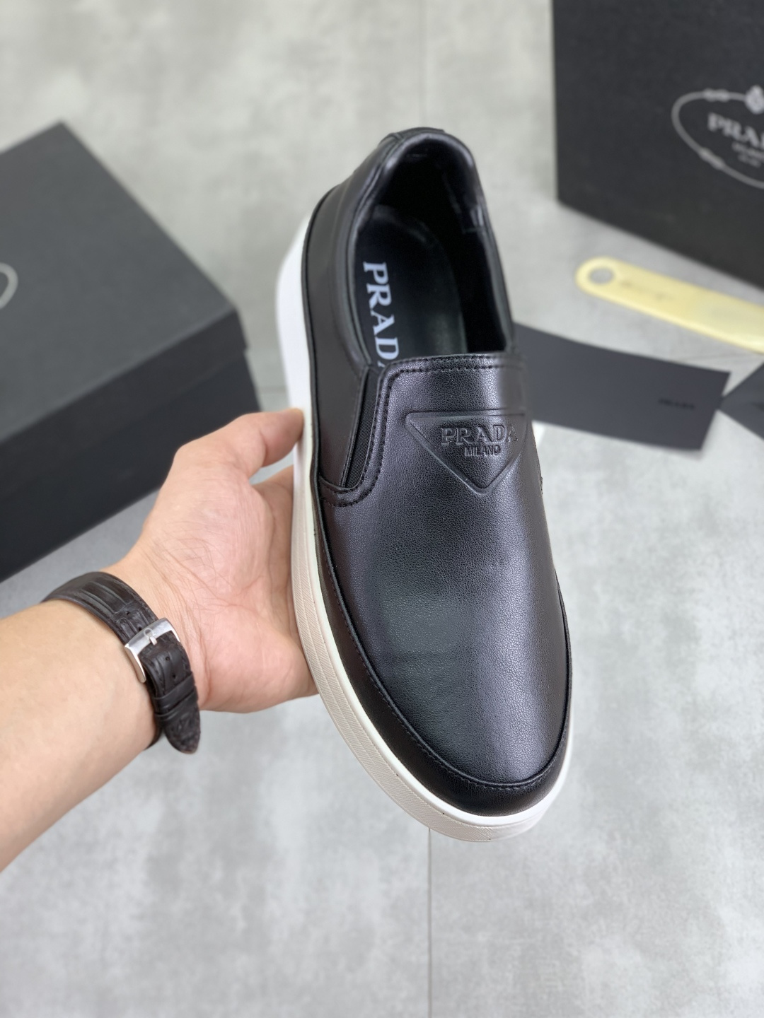 NO:350144,【Real Price】High-quality PRADA (Prada) breathable and comfortable men's shoes official website classic latest model is available on the market 11 copies, Hong Kong synchronized, and the same stage; all use calfskin with breathable mesh fabric imported soft and comfortable sheepskin inner lining, rubber outsole original non-slip and wear-resistant; comfortable footwork, durable style, fine workmanship, and simple and neat shoe last to show the courage and toughness of men, with 38-44 sizes; 2 colors, prada, prada, cowhide, sheepskin19860909【实价】 高品质羊里（PRADA普拉达）透气舒适男鞋官网经典最新款上市了11复制,香港同步,走秀同台；全部采用小牛皮配透气网布面料进口柔软舒适羊皮内里、橡胶大底原版防滑耐磨；着脚舒适、款式耐看,做工精细,配以简洁利落的鞋楦,彰显男人的果敢和硬朗,码数38一44；2色选,,prada,prada,cowhide,sheepskin,Men's shoes