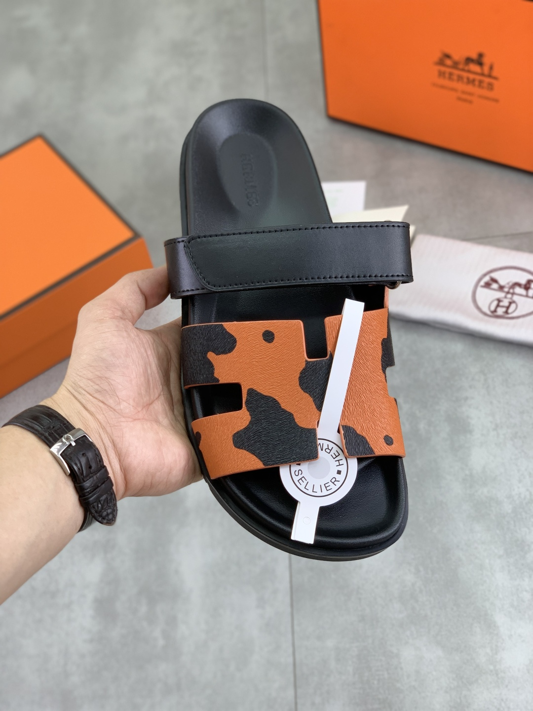 NO:351238,Real price Herme* H Family Chypre Second Uncle Sandals [Ringing] Couple model is new, calf leather functional sandals. Paired with ergonomic rubber sole and adjustable straps. The design is simple and smooth, creating a comfortable and casual look. Velcro flat sandals slippers. The upper uses a variety of palm-print cowhide/top cowhide/horse hair colored diamonds and other series, original mold-opening sole. Real materials, whether it is leather, last, sole, craftsmanship, the same style in 11 counters. Size women's size 35-42 (40-42 can be customized without return or replacement) Men's size 38-47 (46-47 can be customized without return or replacement), hermes, sandals, slippers, cowhide19860909实价 Herme* H家 Chypre二舅凉鞋[转圈]情侣款上新 小牛皮机能风凉鞋.搭配人体工学橡胶鞋底和可调节袢带.设计简约流畅,打造舒适休闲造型.魔术贴平底凉鞋拖鞋.  鞋面采用多种手掌纹牛皮/头层牛皮/马毛彩钻等系列,原版开模大底.真材实料,无论是皮料、楦型、鞋底、工艺,11专柜同款 Size女码35-42码（40-42可定制不退不换） 男码38-47（46-47可定制不退不换）,,hermes,sandals,slippers,cowhide,Men's shoes