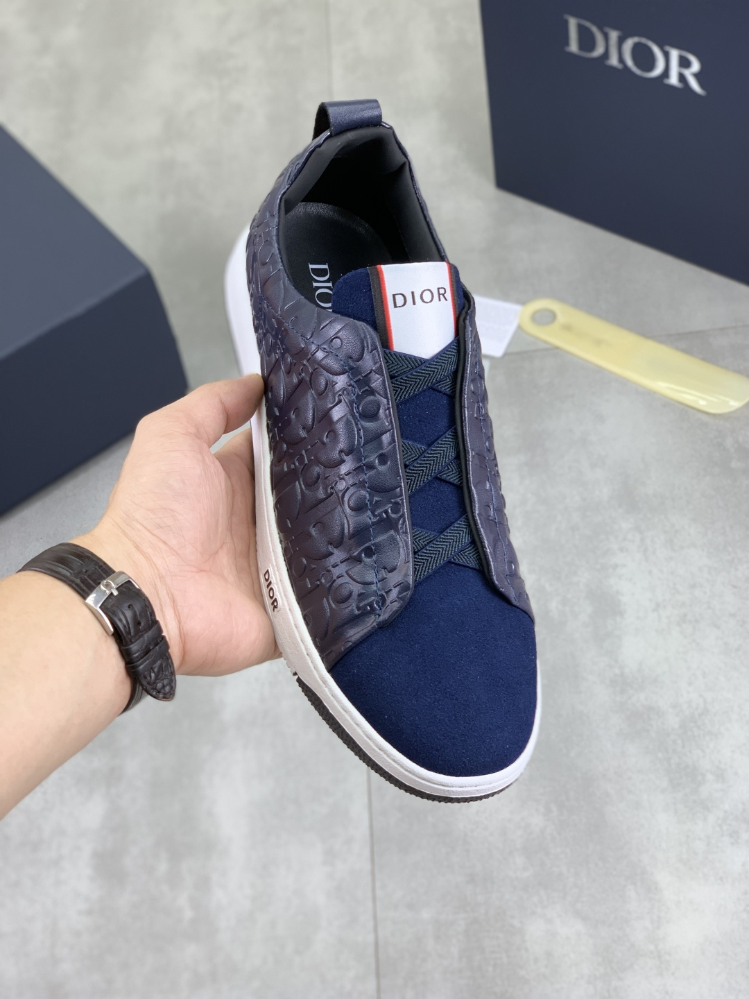 NO:352020,[Real Price] [D Home] 2025 original lace-up low-top men's shoes. Classic casual shoes. This model is the official classic style, quality, made by famous original masters. It uses high-quality cowhide with original materials, comfortable and breathable mesh cloth inner pig leather insole, perfect last, generous and fashionable design, attracting the pursuit of many consumers. It is suitable for drivers to drive. What you want is the best quality in the market, color 4 colors. Number of 38--44 (45 46 customized), dior, cowhide19860909【实价】【D家】2025原版系带低帮男鞋 经典款休闲鞋本款是官方主打经典款,质量,原厂名师制作,采用优质牛皮配原版材料舒适透气网布內里猪皮鞋垫,完美楦型,大方时尚的设计,吸引了众多消费者的追捧,适合司机驾车行驶,要的就是市场最品质,颜色4色 码数38--44（45 46定做）,,dior,cowhide,Men's shoes