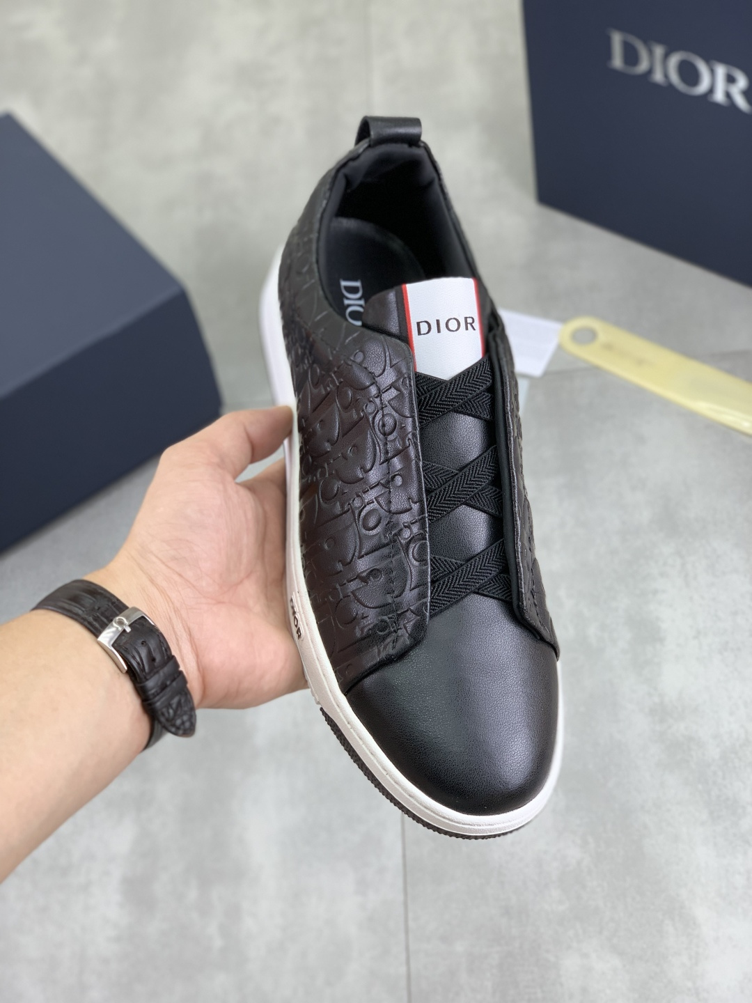 NO:352037,[Real Price] [D Home] 2025 original low-top men's shoes. Classic casual shoes. This model is the official classic style, quality, made by famous original masters. It uses high-quality cowhide with original materials, comfortable and breathable mesh inner pig leather insole, perfect last, generous and fashionable design, attracting the pursuit of many consumers. It is suitable for drivers to drive. What you want is the best quality in the market, color 4 colors. Number of 38--44 (45 46 customized), dior, cowhide19860909【实价】【D家】2025原版低帮男鞋 经典款休闲鞋本款是官方主打经典款,质量,原厂名师制作,采用优质牛皮配原版材料舒适透气网布內里猪皮鞋垫,完美楦型,大方时尚的设计,吸引了众多消费者的追捧,适合司机驾车行驶,要的就是市场最品质,颜色4色 码数38--44（45 46定做）,,dior,cowhide,Men's shoes