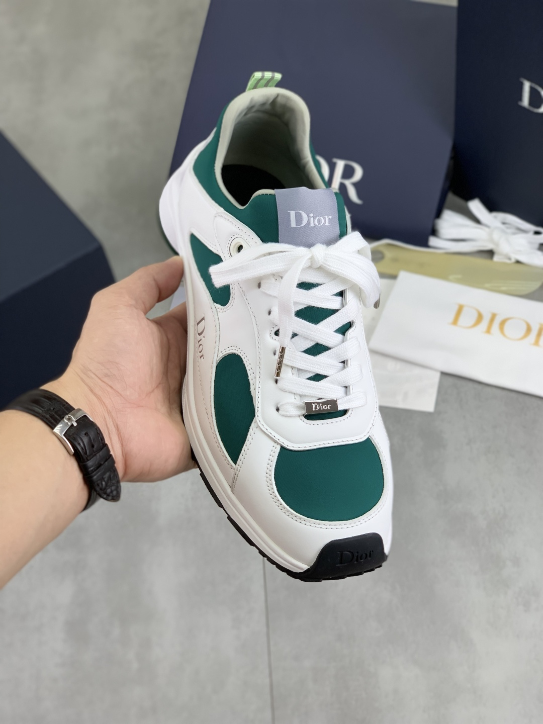 NO:352094,Real-price DIOR sneakers are carefully crafted from black grained top leather, embossed with the same color Dior Gravity embossing effect, exquisite, and the inner part is soft and comfortable with the same color sheep. Paired with original custom multi-color mohair wide laces and matte black finish brass eyelets, the same color rubber sole is decorated with Oblique pattern, and the rear tail is embellished with a contrasting Dior 30 Avenue Montaigne logo to enhance the style and add a fashionable temperament to the casual look. Size 35-45 for men and women, 3 colors available, dior, dior, sneakers, cowhide19860909实价 DIOR迪奥 运动鞋 采用黑色粒面头层牛皮精心制作,点缀以同色调 Dior Gravity 压花效果,精美非凡,内里采用同色系绵羊里柔软舒适.搭配原版定制多色马海毛宽鞋带和哑光黑色饰面黄铜孔眼,同色系橡胶鞋底饰以 Oblique 图案,后尾标点缀以对比鲜明的 Dior 30 Avenue Montaigne 标志提升格调,为休闲造型增添时尚气质. 码数男女35-45  颜色3色可选,,dior,dior,sneakers,cowhide,Men's shoes