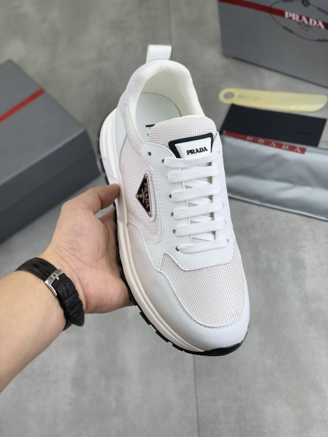 NO:352051,[Real Price] The official website hits the hottest model, the trendy brand (Prada Prada) is mainly promoted by popular models, avant-garde and versatile fashion men's shoes are open in private version, cowhide surface splicing 11.. Fashionable and crisp, original imported cowhide inner cowhide footsteps; atmospheric personality is more trendy and eye-catching and pursue grade, it will subvert the old concept, and it must be a fashion trendy and fashionable person with you! Must keep it yourself! High-end comfortable, large and low, high-end quality workmanship. Number of 38-45 3 optional.,,prada,prada,cowhide19860909【实价】官网爆款上市, 潮牌（普拉达Prada）主推爆款,前卫百搭时尚男鞋私版开模,牛皮面拼接11..时尚干脆、原版进口牛皮内里牛皮垫脚；大气个性更潮更抢眼更追求档次,它将颠覆旧念,与您共度时尚潮人必备! 必自留 ! 高大上的舒适大低,高端品质做工.码数38-45 3可选.,,prada,prada,cowhide,Men's shoes