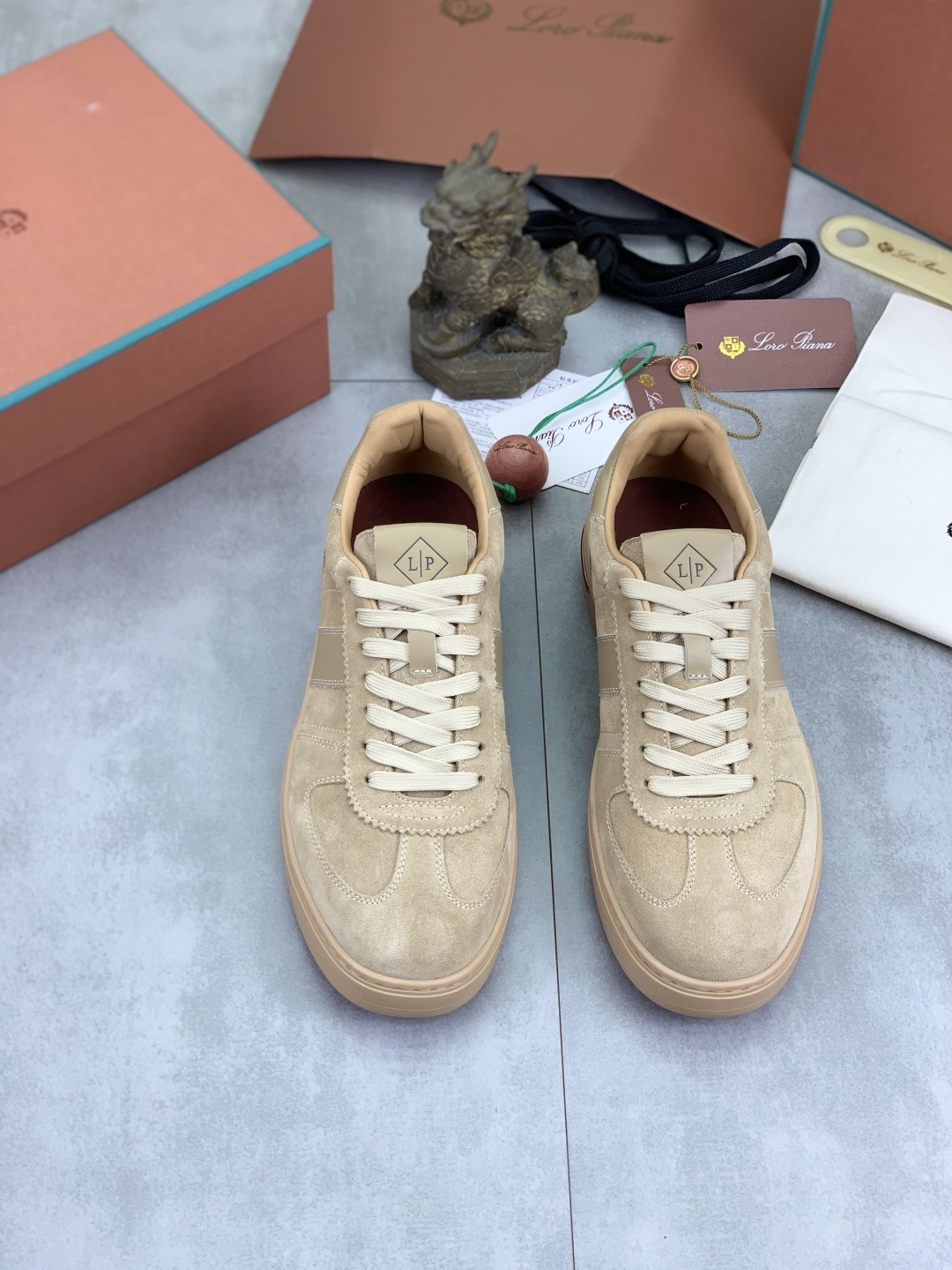 NO:461856,Top version, purchasing quality, original development, Loro Piana, the latest men's thick-soled tennis shoes, super explosive lace-up sneakers, men's casual shoes. You can wear evergreen styles all year round. It took more than two months to upgrade the version. We finally replicate every detail exactly the same as the genuine one. We decisively keep the styles for the shipment, how can the boss and handsome guys you like not keep them yourself? The top quality of the market is welcome to compare, and there is no condition for any details. There are pictures and truths. These sneakers have grasped the appearance and feel of the feet. We are not tired when wearing it for a long time in daily life. Who can refuse a pair of comfortable and beautiful sneakers?  It’s simply too domineering. The feeling of feet and texture are both comfortable and not tired. The main feature is just right. The moment you get it, you will be full of surprises!  Perfect genuine version, free to enter and exit the counter. Pure hand-made heavy craftsmanship. This product uses the original top cow back-velvet and cowhide design imported from Italy, with a variety of materials matching craftsmanship, perfect computer needle car wiring, standard leather craftsmanship, super comfortable and breathable design, easy to wear, easy to put on and take off, easy to get, high-end original consistent water dye cowhide inside, high-end original consistent water dye cowhide foot pads, double-standard and double-code, benchmarking and versioning, original craftsmanship. The outsole uses the best two-color Oxford + TPU material, the pairing is matched, the shoe shape is domineering, textured, exquisite workmanship, more durable, and many fashionable boy-punk styles compete to plant grass and match. The moment you get it, you will be full of surprises!  Perfect genuine version, welcome to compare quality and workmanship, pressure-free quality assurance, enter and exit the counter at will. Fabric imported from Italy original beef reverse velvet with cowhide, inner lining imported from Italy original water dyed cowhide, footbed imported from Italy original water dyed cowhide, outsole imported from Italy original two-color Oxford sole, size 39-44 (38.45.46 customized, no return or exchange) Packaging: Top high-end full set of original authentic products consistent packaging, casual shoes/sports shoes, loro piano, sneakers, cowhide19860909顶级版本 代购品质 原版开发 Loro Piana 诺悠翩雅2025最新款男士厚底网球鞋,超级爆炸系带运动鞋男款休闲鞋.一年四季都可以穿常青款.耗时两个多月升级版终于完美复刻,我们把每一个细节做得和正品一模一样.出货果断自留款式,喜欢的老板和帅哥们怎能不自留,市场顶级品质欢迎对比,无条件任何细节PK 有图有真相,这双运动鞋把颜值和脚感都拿捏住了.日常通行久穿不累哦 谁能拒绝得了一双舒适又好看的运动鞋呢？简直不要太霸气了,脚感和质感都拿捏,关键是舒适还不累脚,主打的就是一个刚刚好.当你拿到它的那一刻都会充满惊喜！完美的正品级版本,随意进出专柜.纯手工制作重磅工艺.本产品采用意大利进口原版顶级牛反绒配牛皮设计,多种材料搭配工艺,完美电脑针车走线,标准真皮工艺制作,质感超舒适透气设计,易穿搭 易穿脱 轻松拿,内里选用高档原版一致水染牛皮 垫脚选用高档原版一致水染牛皮 双标双码 对标对版 原厂工艺.大底采用最好的双色牛津+TPU材质 对版对质,鞋型霸气 有质感.精工细作 更扛造耐穿,众多时尚潮男朋克风争相种草 搭配.当你拿到它的那一刻都会充满惊喜！完美的正品级版本,欢迎对比质量和做工,无压力的品质保障,随意进出专柜. 面料意大利进口原版牛反绒配牛皮 内里意大利进口原版水染牛皮 垫脚意大利进口原版水染牛皮 大底意大利进口原版双色牛津底 码数39-44（38.45.46定做,不退不换） 包装:顶级高端全套原版正品一致包装,休闲鞋/运动鞋,loro piana,sneakers,cowhide,Women's Shoes