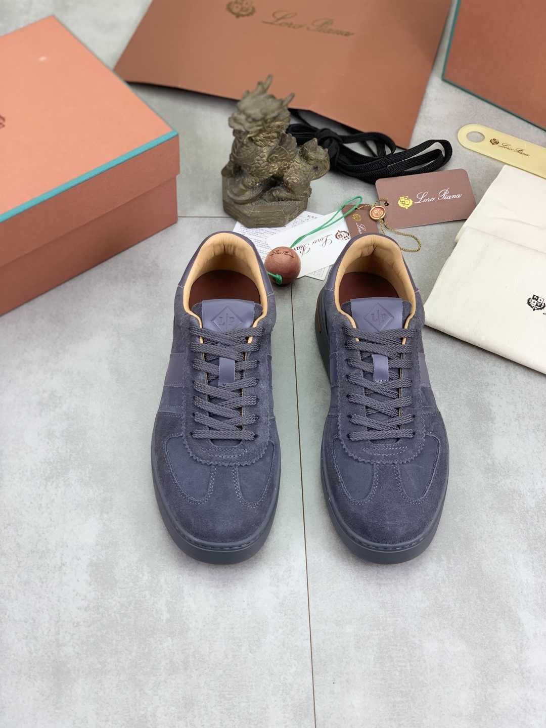 NO:461928,Top version, purchasing quality, original development, Loro Piana, the latest men's thick-soled tennis shoes, super explosive lace-up sneakers, men's casual shoes. You can wear evergreen styles all year round. It took more than two months to upgrade the version. We finally replicate every detail exactly the same as the genuine one. We decisively keep the styles for the shipment, how can the boss and handsome guys you like not keep them yourself? The top quality of the market is welcome to compare, and there is no condition for any details. There are pictures and truths. These sneakers have grasped the appearance and feel of the feet. We are not tired when wearing it for a long time in daily life. Who can refuse a pair of comfortable and beautiful sneakers?  It’s simply too domineering. The feeling of feet and texture are both comfortable and not tired. The main feature is just right. The moment you get it, you will be full of surprises!  Perfect genuine version, free to enter and exit the counter. Pure hand-made heavy craftsmanship. This product uses the original top cow back-velvet and cowhide design imported from Italy, with a variety of materials matching craftsmanship, perfect computer needle car wiring, standard leather craftsmanship, super comfortable and breathable design, easy to wear, easy to put on and take off, easy to get, high-end original consistent water dye cowhide inside, high-end original consistent water dye cowhide foot pads, double-standard and double-code, benchmarking and versioning, original craftsmanship. The outsole uses the best two-color Oxford + TPU material, the pairing is matched, the shoe shape is domineering, textured, exquisite workmanship, more durable, and many fashionable boy-punk styles compete to plant grass and match. The moment you get it, you will be full of surprises!  Perfect genuine version, welcome to compare quality and workmanship, pressure-free quality assurance, enter and exit the counter at will. Fabric imported from Italy original cowhide velvet with cowhide inner lining imported from Italy original water dyed cowhide footbed Italian imported from Italy original water dyed cowhide outsole imported from Italy original two-color Oxford sole imported from Italy size 39-44 (38.45.46 customized, no return or exchange) Packaging: Top high-end full set of original authentic products consistent packaging, casual shoes/sports shoes, loro piano, sneakers, cowhide19860909顶级版本 代购品质 原版开发 Loro Piana 诺悠翩雅2025最新款男士厚底网球鞋,超级爆炸系带运动鞋男款休闲鞋.一年四季都可以穿常青款.耗时两个多月升级版终于完美复刻,我们把每一个细节做得和正品一模一样.出货果断自留款式,喜欢的老板和帅哥们怎能不自留,市场顶级品质欢迎对比,无条件任何细节PK 有图有真相,这双运动鞋把颜值和脚感都拿捏住了.日常通行久穿不累哦 谁能拒绝得了一双舒适又好看的运动鞋呢？简直不要太霸气了,脚感和质感都拿捏,关键是舒适还不累脚,主打的就是一个刚刚好.当你拿到它的那一刻都会充满惊喜！完美的正品级版本,随意进出专柜.纯手工制作重磅工艺.本产品采用意大利进口原版顶级牛反绒配牛皮设计,多种材料搭配工艺,完美电脑针车走线,标准真皮工艺制作,质感超舒适透气设计,易穿搭 易穿脱 轻松拿,内里选用高档原版一致水染牛皮 垫脚选用高档原版一致水染牛皮 双标双码 对标对版 原厂工艺.大底采用最好的双色牛津+TPU材质 对版对质,鞋型霸气 有质感.精工细作 更扛造耐穿,众多时尚潮男朋克风争相种草 搭配.当你拿到它的那一刻都会充满惊喜！完美的正品级版本,欢迎对比质量和做工,无压力的品质保障,随意进出专柜. 面料意大利进口原版牛皮绒配牛皮 内里意大利进口原版水染牛皮 垫脚意大利进口原版水染牛皮 大底意大利进口原版双色牛津底 码数39-44（38.45.46定做,不退不换） 包装:顶级高端全套原版正品一致包装,休闲鞋/运动鞋,loro piana,sneakers,cowhide,Women's Shoes