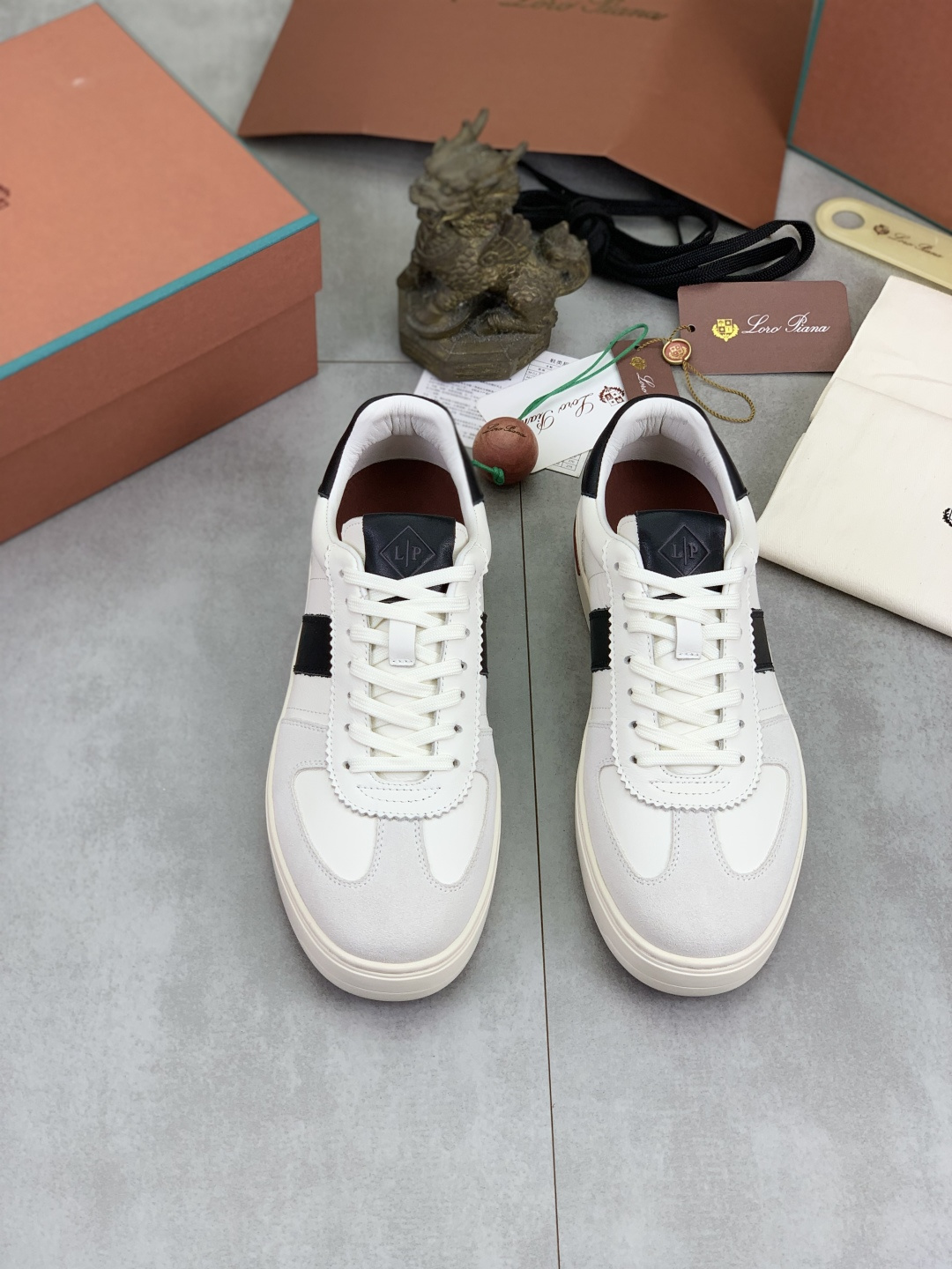 NO:461920,Top version, purchasing quality, original development, Loro Piana, the latest men's thick-soled tennis shoes, super explosive lace-up sneakers, men's casual shoes. You can wear evergreen styles all year round. It took more than two months to upgrade the version. We finally replicate every detail exactly the same as the genuine one. We decisively keep the styles for the shipment, how can the boss and handsome guys you like not keep them yourself? The top quality of the market is welcome to compare, and there is no condition for any details. There are pictures and truths. These sneakers have grasped the appearance and feel of the feet. We are not tired when wearing it for a long time in daily life. Who can refuse a pair of comfortable and beautiful sneakers?  It’s simply too domineering. The feeling of feet and texture are both comfortable and not tired. The main feature is just right. The moment you get it, you will be full of surprises!  Perfect genuine version, free to enter and exit the counter. Pure hand-made heavy craftsmanship. This product uses the original top cowhide leather imported from Italy with cow back fleece design, a variety of materials matching craftsmanship, perfect computer needle car wiring, standard genuine leather craftsmanship, super comfortable and breathable design, easy to wear, easy to put on and take off, easy to get, high-end original consistent water dye cow leather inside, high-end original consistent water dye cow leather footbed, double-standard and double-code, benchmark and version, original factory craftsmanship. The sole uses the best two-color Oxford + TPU material, the pairing is matched, the shoe shape is domineering, textured, exquisite workmanship, more durable, and many fashionable boy-punk styles compete to plant grass and match. The moment you get it, you will be full of surprises!  Perfect genuine version, welcome to compare quality and workmanship, pressure-free quality assurance, enter and exit the counter at will. Fabric imported from Italy original cowhide with beef velvet, inner lining imported from Italy original water dyed cowhide, footbed imported from Italy original water dyed cowhide, outsole imported from Italy original two-color Oxford sole, size 39-44 (38.45.46 customized, no return or exchange) Packaging: Top high-end full set of original authentic products consistent packaging, casual shoes/sports shoes, loro piano, sneakers, cowhide19860909顶级版本 代购品质 原版开发 Loro Piana 诺悠翩雅2025最新款男士厚底网球鞋,超级爆炸系带运动鞋男款休闲鞋.一年四季都可以穿常青款.耗时两个多月升级版终于完美复刻,我们把每一个细节做得和正品一模一样.出货果断自留款式,喜欢的老板和帅哥们怎能不自留,市场顶级品质欢迎对比,无条件任何细节PK 有图有真相,这双运动鞋把颜值和脚感都拿捏住了.日常通行久穿不累哦 谁能拒绝得了一双舒适又好看的运动鞋呢？简直不要太霸气了,脚感和质感都拿捏,关键是舒适还不累脚,主打的就是一个刚刚好.当你拿到它的那一刻都会充满惊喜！完美的正品级版本,随意进出专柜.纯手工制作重磅工艺.本产品采用意大利进口原版顶级牛皮配牛反绒设计,多种材料搭配工艺,完美电脑针车走线,标准真皮工艺制作,质感超舒适透气设计,易穿搭 易穿脱 轻松拿,内里选用高档原版一致水染牛皮 垫脚选用高档原版一致水染牛皮 双标双码 对标对版 原厂工艺.大底采用最好的双色牛津+TPU材质 对版对质,鞋型霸气 有质感.精工细作 更扛造耐穿,众多时尚潮男朋克风争相种草 搭配.当你拿到它的那一刻都会充满惊喜！完美的正品级版本,欢迎对比质量和做工,无压力的品质保障,随意进出专柜. 面料意大利进口原版牛皮配牛反绒 内里意大利进口原版水染牛皮 垫脚意大利进口原版水染牛皮 大底意大利进口原版双色牛津底 码数39-44（38.45.46定做,不退不换） 包装:顶级高端全套原版正品一致包装,休闲鞋/运动鞋,loro piana,sneakers,cowhide,Women's Shoes