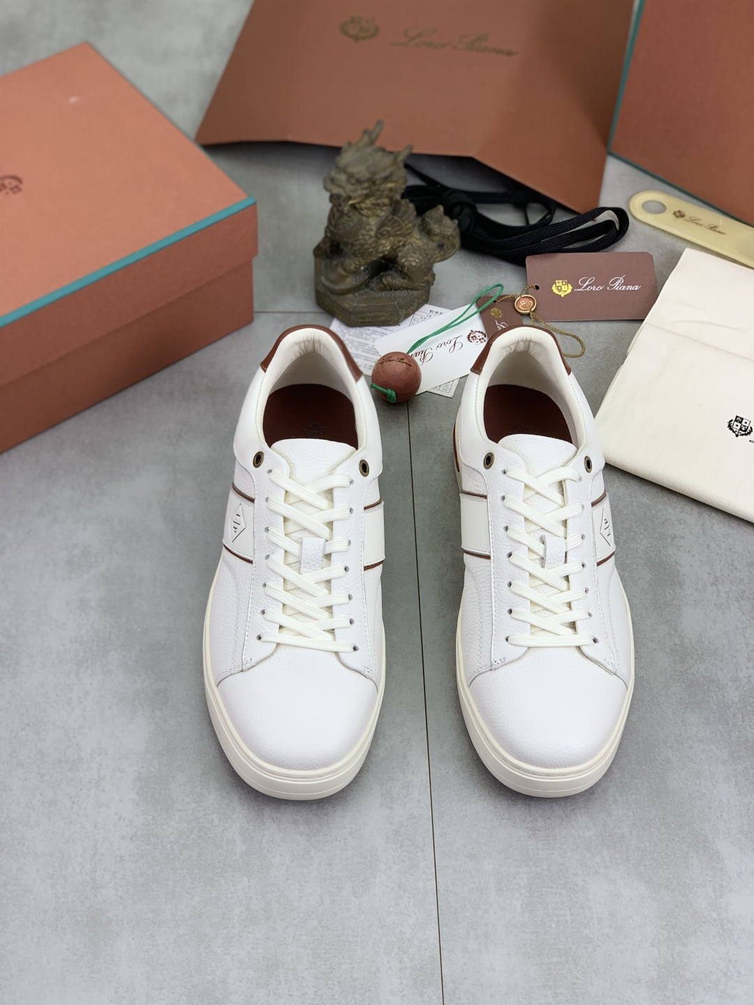 NO:461864,Top version, purchasing quality, original development, Loro Piana, the latest men's thick-soled tennis shoes, super explosive lace-up sneakers, men's casual shoes. You can wear evergreen styles all year round. It took more than two months to upgrade the version. We finally replicate every detail exactly the same as the genuine one. We decisively keep the styles for the shipment, how can the boss and handsome guys you like not keep them yourself? The top quality of the market is welcome to compare, and there is no condition for any details. There are pictures and truths. These sneakers have grasped the appearance and feel of the feet. We are not tired when wearing it for a long time in daily life. Who can refuse a pair of comfortable and beautiful sneakers?  It’s simply too domineering. The feeling of feet and texture are both comfortable and not tired. The main feature is just right. The moment you get it, you will be full of surprises!  Perfect genuine version, free to enter and exit the counter. Pure hand-made heavy craftsmanship. This product uses the original top-grade lychee pattern calf leather imported from Italy, with a variety of materials matching craftsmanship, perfect computer needle car wiring, standard leather craftsmanship, super comfortable and breathable design, easy to wear, easy to put on and take off, easy to get, high-end original consistent water dye cowhide inside, high-end original consistent water dye cowhide, double-standard and double-code, benchmarking and versioning, original craftsmanship. The outsole uses the best two-color Oxford + TPU material, pairing, domineering, textured, exquisite workmanship, more durable, and many fashionable boy-punk styles compete to plant grass and match. The moment you get it, you will be full of surprises!  Perfect genuine version, welcome to compare quality and workmanship, pressure-free quality assurance, enter and exit the counter at will. Fabric imported from Italy original lychee pattern cowhide inner lining imported from Italy original water dye cowhide footbed Italian imported from Italy original water dye cowhide outsole imported from Italy original two-color Oxford sole imported from Italy size 39-44 (38.45.46 customized, no return or exchange) Packaging: Top high-end full set of original authentic products consistent packaging, casual shoes/sports shoes, loro piano, sneakers, cowhide19860909顶级版本 代购品质 原版开发 Loro Piana 诺悠翩雅2025最新款男士厚底网球鞋,超级爆炸系带运动鞋男款休闲鞋.一年四季都可以穿常青款.耗时两个多月升级版终于完美复刻,我们把每一个细节做得和正品一模一样.出货果断自留款式,喜欢的老板和帅哥们怎能不自留,市场顶级品质欢迎对比,无条件任何细节PK 有图有真相,这双运动鞋把颜值和脚感都拿捏住了.日常通行久穿不累哦 谁能拒绝得了一双舒适又好看的运动鞋呢？简直不要太霸气了,脚感和质感都拿捏,关键是舒适还不累脚,主打的就是一个刚刚好.当你拿到它的那一刻都会充满惊喜！完美的正品级版本,随意进出专柜.纯手工制作重磅工艺.本产品采用意大利进口原版顶级荔枝纹小牛皮设计,多种材料搭配工艺,完美电脑针车走线,标准真皮工艺制作,质感超舒适透气设计,易穿搭 易穿脱 轻松拿,内里选用高档原版一致水染牛皮 垫脚选用高档原版一致水染牛皮 双标双码 对标对版 原厂工艺.大底采用最好的双色牛津+TPU材质 对版对质,鞋型霸气 有质感.精工细作 更扛造耐穿,众多时尚潮男朋克风争相种草 搭配.当你拿到它的那一刻都会充满惊喜！完美的正品级版本,欢迎对比质量和做工,无压力的品质保障,随意进出专柜. 面料意大利进口原版荔枝纹牛皮 内里意大利进口原版水染牛皮 垫脚意大利进口原版水染牛皮 大底意大利进口原版双色牛津底 码数39-44（38.45.46定做,不退不换） 包装:顶级高端全套原版正品一致包装,休闲鞋/运动鞋,loro piana,sneakers,cowhide,Women's Shoes