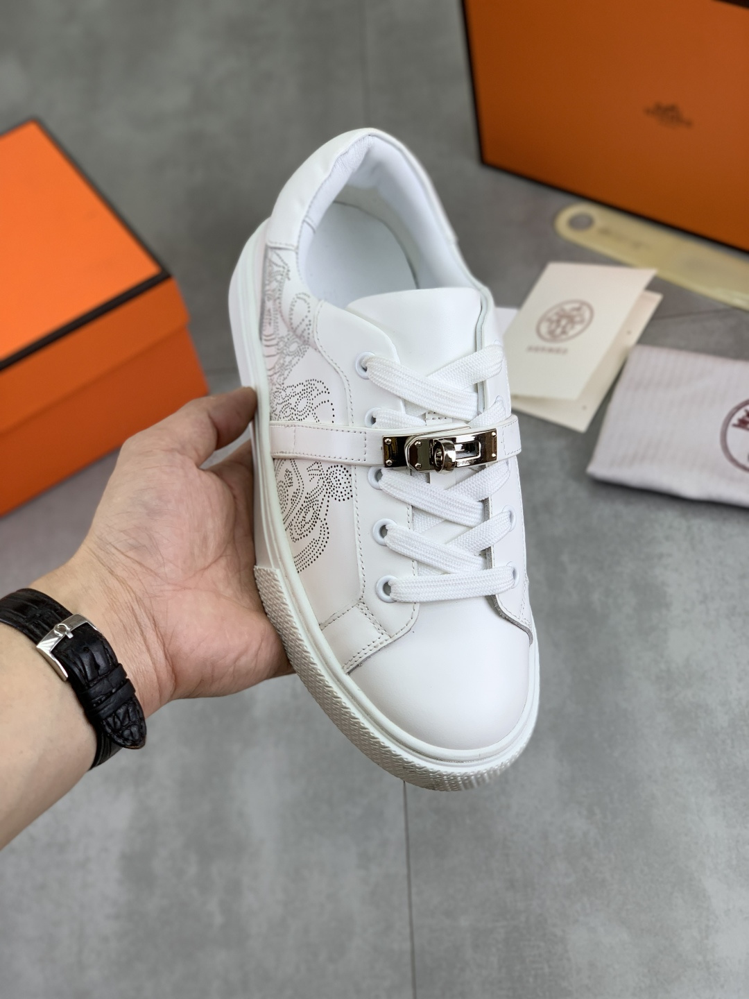 NO:353109,Real price Top version Original list Hermes men's Drift Sneaker New summer casual sneakers Original purchase and development Made goods H family men's classic series Technology breathable fabric with cowhide Casual sports shoes Casual footwear sports dad shoes combined with high-tech breathable material and cowhide, side H family exclusive button decoration The outsole is full of H italic design and bright colors to show vitality, continuing the brand design inspiration. Walking through the city lightly, feeling unrestrained and comfortable. Delivery exquisite packaging Original customized breathable material + top layer cowhide inner cowhide footbed Large sole open mold to take PU + TPU material Size 35-45 Multiple colors available Boutique packaging, hermes, hermes, sneakers, cowhide19860909实价 顶级版本 原单 Hermes爱马仕男款 Drift Sneaker 夏季新款休闲运动鞋 原版购入开发 做货 H家男士经典系列 科技透气面料搭配牛皮 休闲运动鞋 休闲之履运动老爹鞋结合高科技透气材质与牛皮,侧面H家专属纽扣装饰 大底满满H斜体设计和鲜艳色彩展现活力,延续品牌设计灵感.轻盈漫步都市,感受无拘舒适. 配送精美包装 面料原版定制透气材质+头层牛皮 内里牛皮垫脚 大底开模抽空PU+TPU材质 Size 35-45 多款颜色可选 精品包装,,hermes,hermes,sneakers,cowhide,Men's shoes