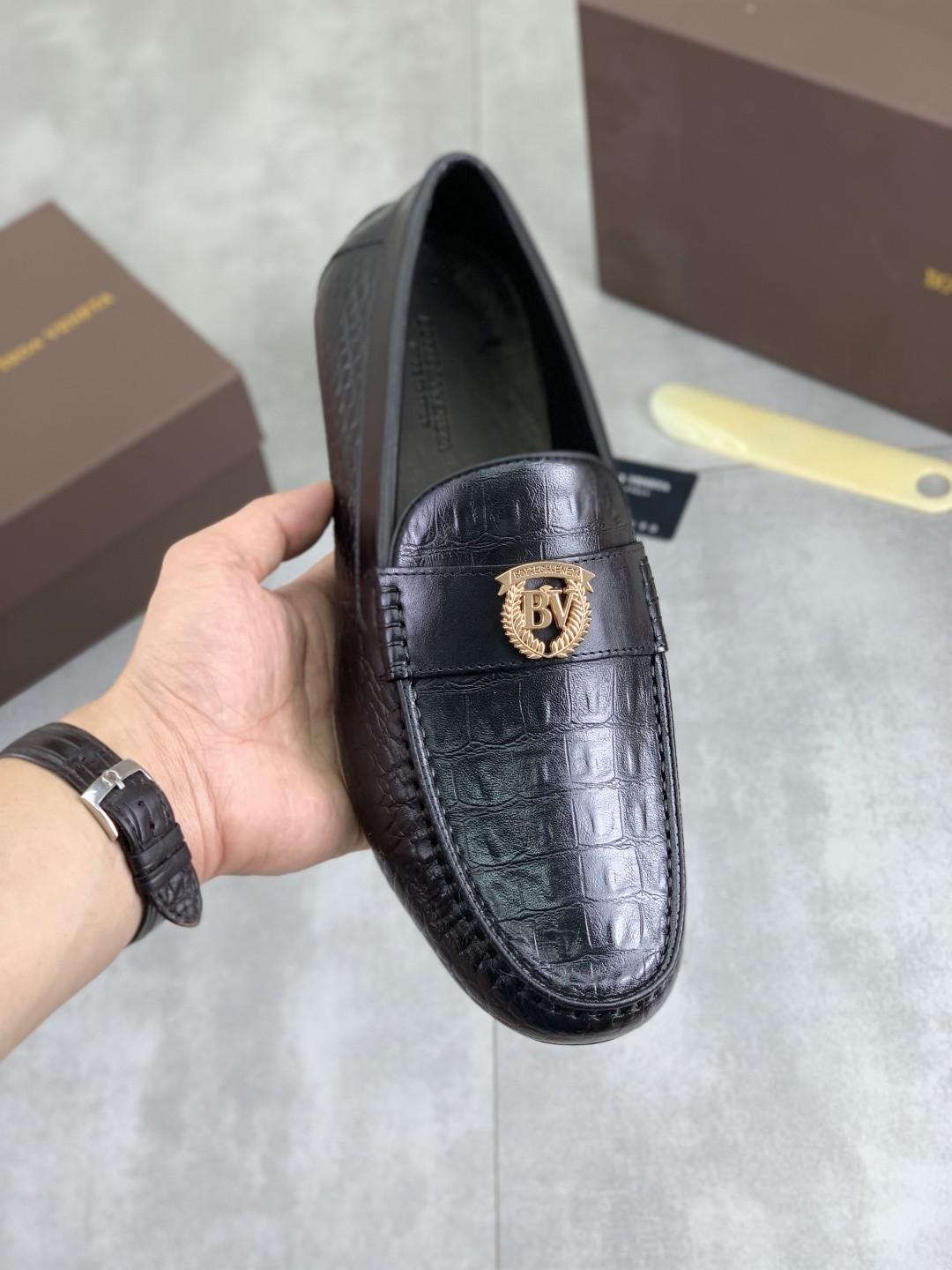 NO:353177,【Real price】 Water-dyeing beef high-quality business beef shoes BOTTEGA VENETA official website synchronizes the latest top-level version of the market's BV, accepts material comparison, shoe shape comparison, craftsmanship comparison, practical and textured, versatile for any occasion, the more you look, the more flavorful it becomes. Pure hand-woven craftsmanship - upper material, hand-woven calfskin imported from Italy - high-quality water-dye cowhide - original private mold custom sole - Size39-44 (38 45 can be customized) Color black optional,,bottega veneta,bottega veneta,cowhide19860909【实价】 水染牛里 高品质商务豆豆鞋 BOTTEGA VENETA官网同步最新款顶级版市场的BV, 接受材质对比 鞋型对比 工艺对比 实用又有质感·百搭适用任何场合、越看越有味道.纯手工编织工艺 -鞋面材质,意大利进口手工编织小牛皮 -内里优质水染牛皮 -原版私模定制大底 -Size39-44（38 45可以定做） 颜色黑色 可选,,bottega veneta,bottega veneta,cowhide,Men's shoes