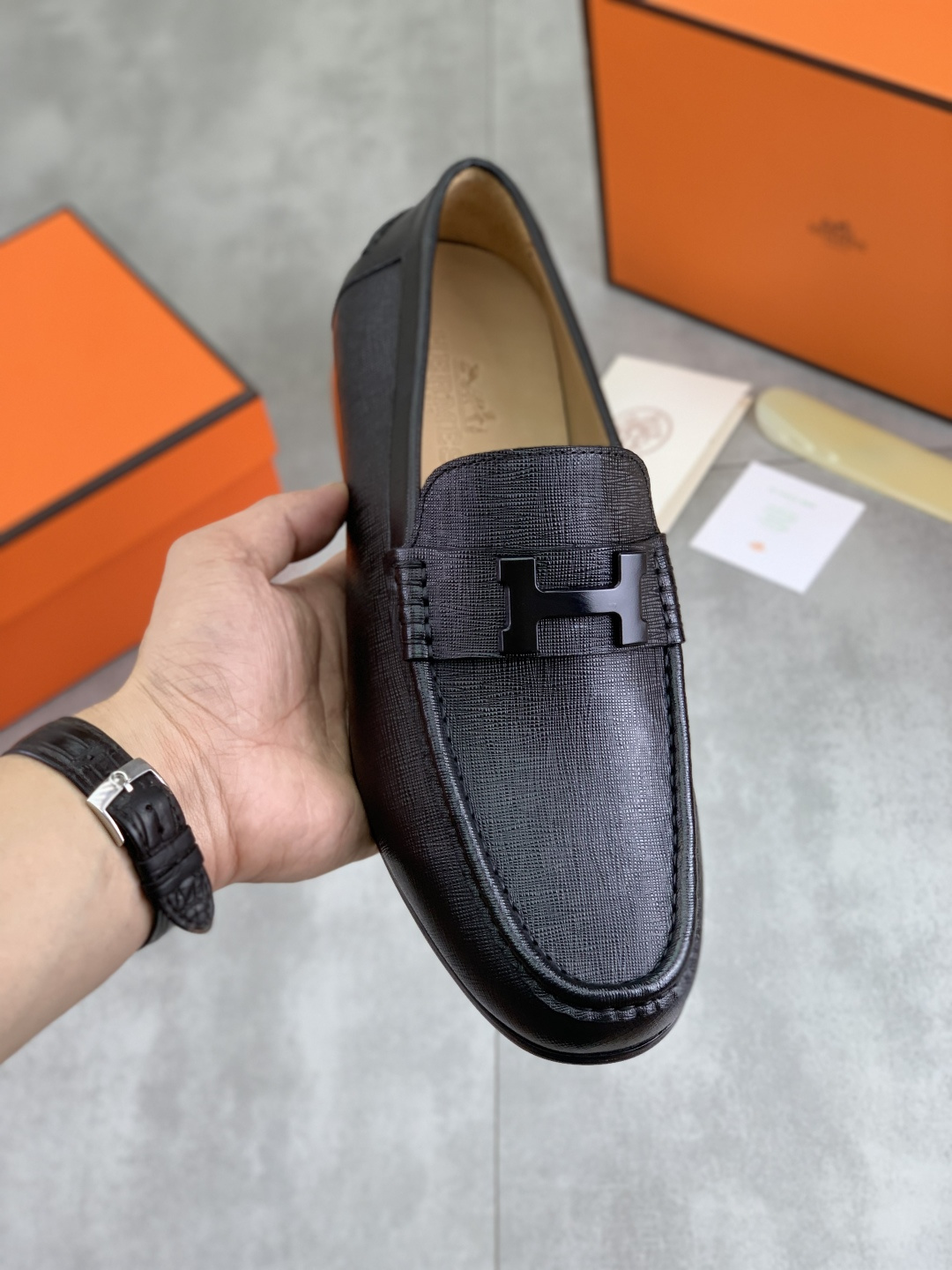 NO:353190,[Real Price] Water-Dyeing Niuli [Hermes] Hermes The latest casual business leather shoes for men!  Simultaneously launched!  The fabric is made of special imported original calf leather, and the inner part is made of imported water-dyed cowhide, which is absolutely luxurious and leads the fashion trend. Code 39-44 (38 45 customized) Multi-color selection, hermes, cowhide19860909【实价】水染牛里【爱马仕】爱马仕 男士最新款休闲商务皮鞋！同步上市！面料采用专用进口原版小牛皮,内里采用进口水染牛皮,绝对的奢华打造,引领时尚潮流.配码39-44（38 45定做）多色可选,,hermes,cowhide,Men's shoes