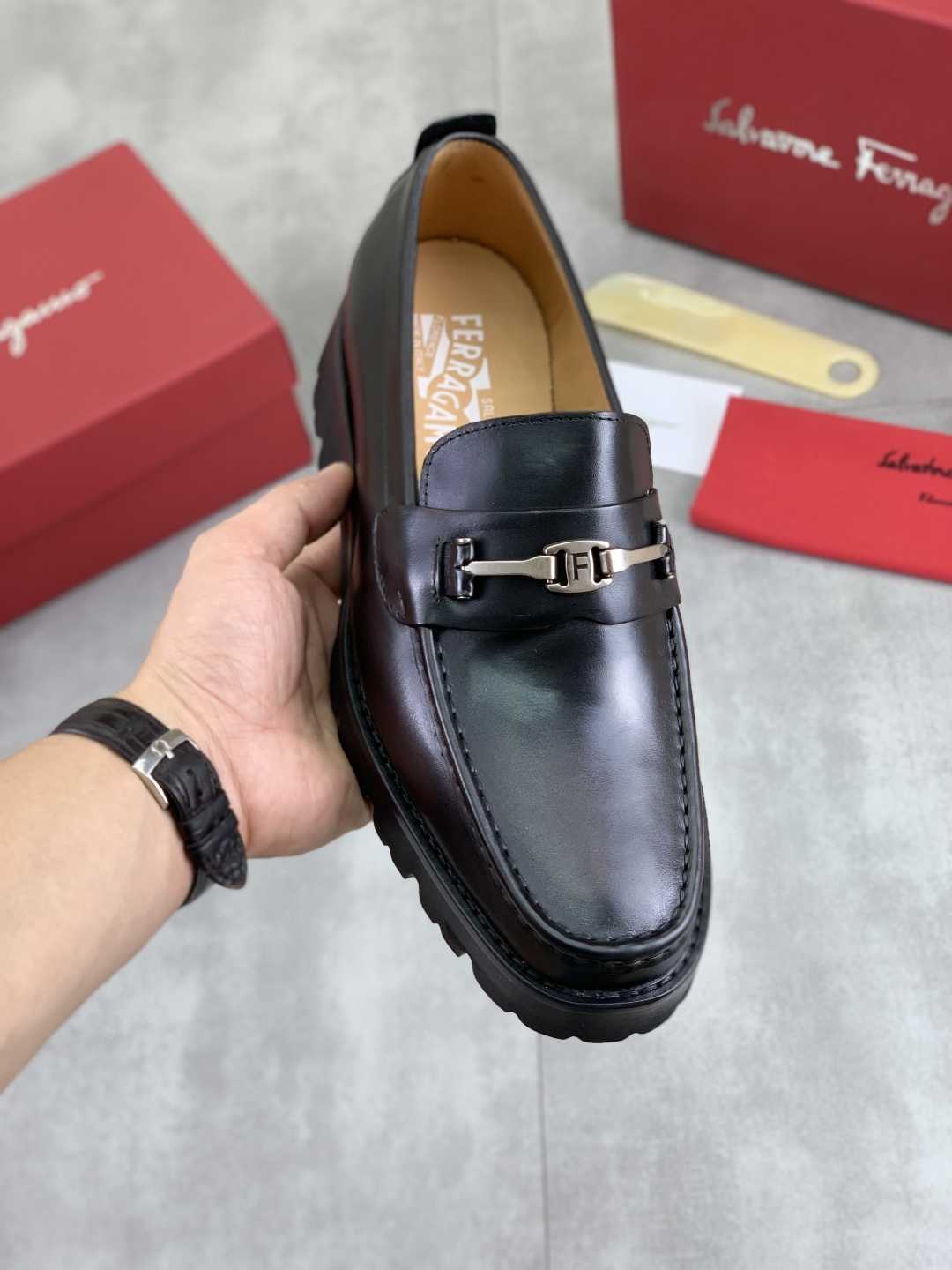NO:354483,【Real Price】Soiled Beef 【Salvatore Ferragamo】Ferragamo Men’s latest casual business leather shoes!  Simultaneously launched!  The fabric is made of special imported original calf leather, and the inner part is imported water-dyed cowhide, which is absolutely luxurious and leads the fashion trend. Code 38-44 (45 46 can be customized) A variety of colors are available, louis vuitton, ferragamo, ferragamo, cowhide19860909【实价】水染牛里【Salvatore Ferragamo】菲拉格慕 男士最新款休闲商务皮鞋！同步上市！面料采用专用进口原版小牛皮,内里采用进口水染牛皮,绝对的奢华打造,引领时尚潮流.配码38-44 (45 46可以定做) 多款颜色可选,,louis vuitton,ferragamo,ferragamo,cowhide,Men's shoes