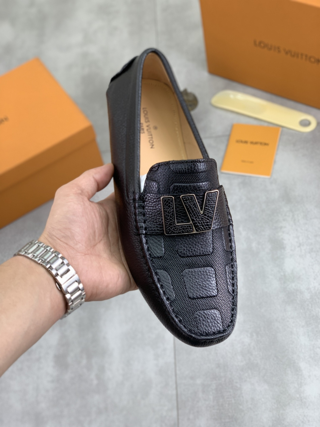 NO:354497,【Real price】【Louis Deng】Long-Hong Kong high-quality beanie shoes. Lazy foot cover Love This fabric uses imported Italian top layer cowhide full-head layer pig skin inner more high-end. The original non-slip and wear-resistant rubber outsole is the only choice for driving, size 38-45 black. Optional, louis vuitton,louis vuitton,loafers,cowhide19860909【实价】【路易登】 L家香港高品质豆豆鞋.懒人套脚乐福款 此款面料采用进口意大利头层牛皮全头层猪皮内里 里更为高档 原版防滑耐磨橡胶大底驾车唯一选择,码数38-45黑色 可选,,louis vuitton,louis vuitton,loafers,cowhide,Men's shoes