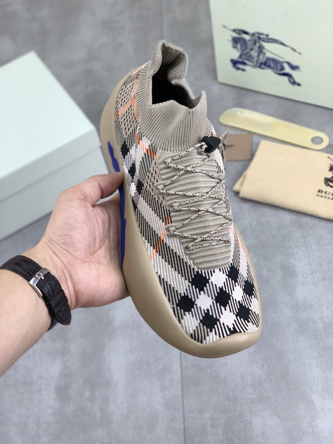 NO:354792,[Real Price] Top version [Burberry] The new Burberry Flying Weaving Shoes is on the market and is perfectly crafted!  Perfectly styling top quality non-slip and wear-resistant high-end rubber outsole versatile comfortable shoes, standard size 39-45 (38 46 customized) 2 colors available Top packaging, burberry, burberry19860909【实价】顶级版本【Burberry】巴宝莉飞织鞋新款上市完美做工！完美造型顶级品质防滑耐磨的高端橡胶大底百搭舒服鞋,标准尺码39-45（38 46定做）2款色可选 顶级包装,,burberry,burberry,Men's shoes