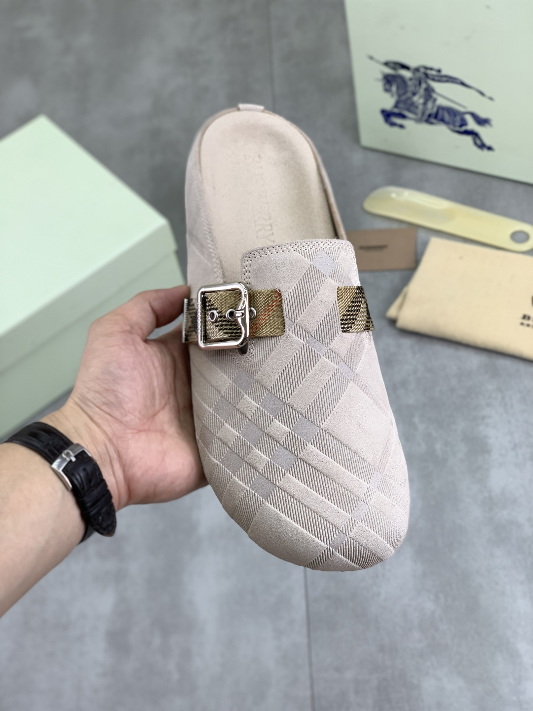 NO:354761,[Real Price] Top version [Burberry] The new Burberry slippers are on the market and are perfectly crafted!  Perfectly styling top quality non-slip and wear-resistant high-end rubber outsole versatile comfortable shoes, standard size 39-45 (38 46 customized) 5 colors available Top packaging, burberry, burberry, slippers19860909【实价】顶级版本【Burberry】巴宝莉拖鞋新款上市完美做工！完美造型顶级品质防滑耐磨的高端橡胶大底百搭舒服鞋,标准尺码39-45（38 46定做）5款色可选 顶级包装,,burberry,burberry,slippers,Men's shoes