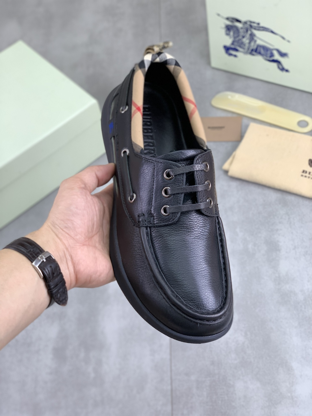 NO:354777,[Real Price] Top version [Burberry] The new Burberry slippers are on the market and are perfectly crafted!  Perfectly styling top quality non-slip and wear-resistant high-end rubber outsole versatile comfortable shoes, standard size 39-45 (38 46 customized) 2 colors available Top packaging, burberry, burberry, slippers19860909【实价】顶级版本【Burberry】巴宝莉拖鞋新款上市完美做工！完美造型顶级品质防滑耐磨的高端橡胶大底百搭舒服鞋,标准尺码39-45（38 46定做）2款色可选 顶级包装,,burberry,burberry,slippers,Men's shoes