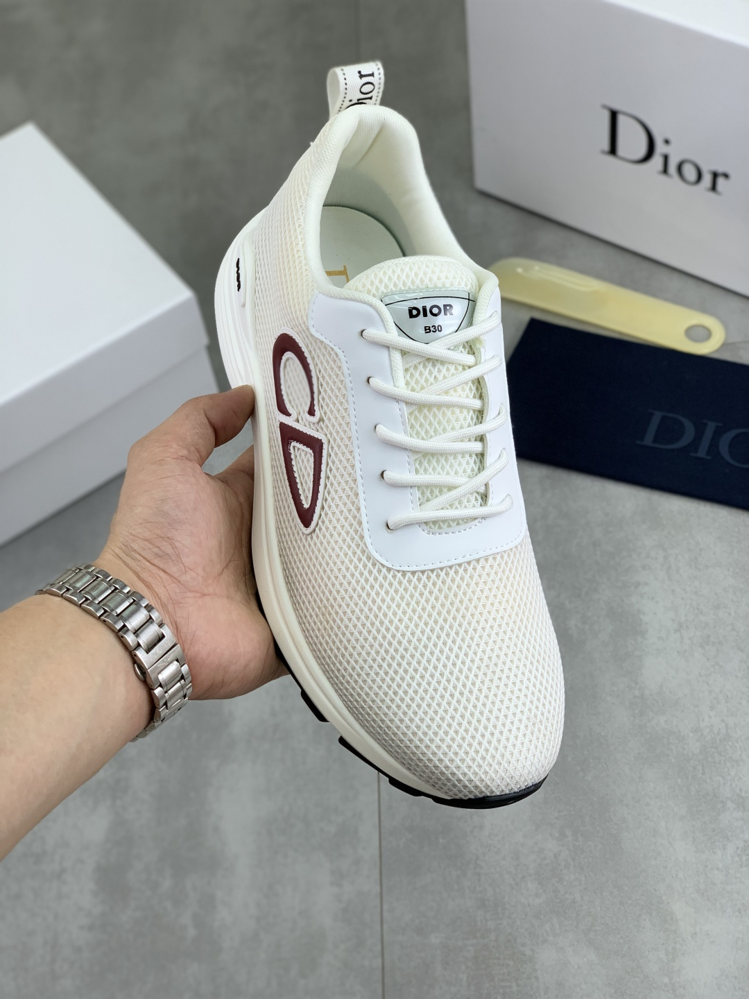 NO:354745,Real-price Dior Chrono Flying Shoes 2025 new B30 series, with white and black Flying Series, with computer-printed CD logos on both sides, star patches on the tongue and Dior logo on the heel, and many details show the style. The inner part is matched with the original color mesh, the large body is supported by a low-temperature shaping piece, and is filled with light feather cotton to keep the inner part full and soft and fit the feet. The exclusive mold opening sole adopts an integrated molding process, and does not need to consider the peeling of the sole decorative accessories, and is light, comfortable, sturdy and wear-resistant. The two-color shoelace accessories are exquisitely equipped with high-end trendy and casual shapes. The color is white, black, gray, blue, size 38-44,,dior,dior19860909实价 迪奥Dior Chrono 飞织鞋 2025新品B30系列,以白色和黑色飞织系列 两侧饰以电脑打印 CD 标志、鞋舌上的星星补丁和鞋跟的 Dior 标志,诸多细节彰显格调. 内里搭配原版配色网布,大身内部采用低温定型片整体支撑,并填充轻羽棉保持内里饱满柔软贴脚.独家开模大底采用一体成型工艺,不用考虑鞋底装饰配件开胶掉落等问题,且穿着轻盈舒适又坚固耐磨,双色鞋带配饰精致的金属五角星吊坠,时刻打造高端潮流休闲造型.颜色白色 黑色 灰色 蓝色 码数38-44,,dior,dior,Men's shoes