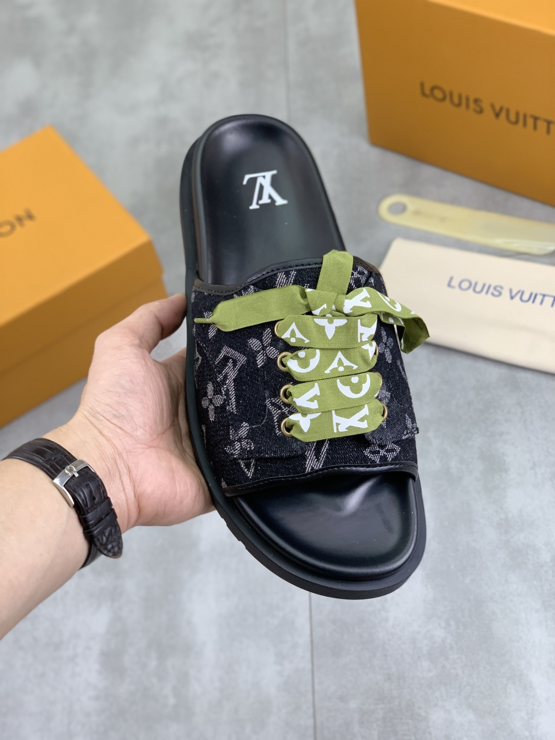 NO:356513,[Real Price] Original quality [LOUIS VUITTON] The official website hit Louis Vuitton L family men's slippers are released simultaneously!  Imported original fabrics from Italy Original factory special original base Number 38-44 (45 customized) A wide variety of colors available, louis vuitton, louis vuitton, louis vuitton, slippers19860909【实价】 原单品质【LOUIS VUITTON】官网爆款路易威登 L家男士拖鞋 同步发售 ！意大利进口原版面料 原厂特供原版底 码数38-44（45定做）超多款颜色可选,,louis vuitton,louis vuitton,louis vuitton,slippers,Men's shoes