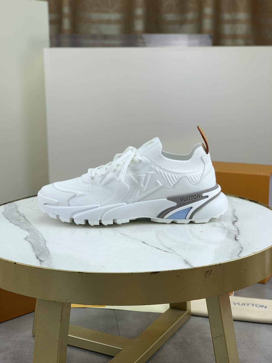 NO:356546,Real price Top version LV Louis Vuitton Ljia Donkey Runner Tatic series Thick sole Casual sports shoes Running shoes Original purchase and development Made this model LV Runner Tatic sports shoes blend flying fabric material, interpreting the inspiration of traditional hiking shoes. LV letters are written on one side, Louis Vuitton logo, light and wear-resistant rubber outsole perfect overall, delivery counter exquisite packaging Fabric: original imported custom flying fabric Inner original customized breathable net Sole original open mold anti-slip rubber combination material Sole thickness 4CM Size: men's model 39-45,,louis vuitton,louis vuitton,louis vuitton,louis vuitton,louis vuitton,louis vuitton,sneakers19860909实价 顶级版本 LV路易威登 L家驴牌Runner Tatic系列 厚底 休闲 运动鞋 跑鞋 原版购入开发 做货 本款 LV Runner Tatic 运动鞋融合飞织面料材质,演绎传统登山鞋的灵感启发.LV 字母抒写于一侧,路易威登标识,轻盈耐磨的橡胶外底完善整体 配送专柜精美包装 面料:原版进口定制飞织面料 内里原版定制透气网里 鞋底原版开模防滑橡胶组合材质 底厚4CM Size:男款39-45,,louis vuitton,louis vuitton,louis vuitton,louis vuitton,sneakers,Men's shoes