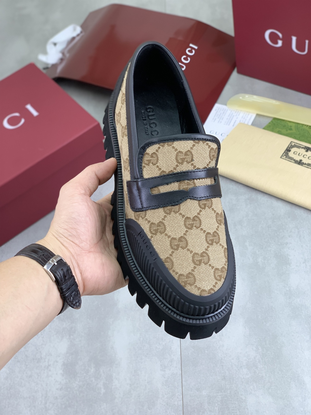 NO:344377,【Real Price】 Gucci Lazy Foot Couple Leather Shoes Hot (Gucci GUCCI) official website latest Gucci Lazy Leather Shoes, the hot style is simple and atmospheric, exclusive to trendy men. The unique official website latest brand original double G embossed element Gucci original decoration, fashionable and generous, original fabric calf leather with double G denim all imported soft sheepskin lining, official website designated wear-resistant and rubber business sole, classic style real shooting codes 36-46, multiple colors available, gucci, gucci, cowhide, sheepskin19860909【实价】 古驰懒人套脚情侣款皮鞋爆款精选（古奇GUCCI）官网最新款古奇懒人皮鞋,爆款版型简洁大气,潮男专属.独有的官网最新品牌原版双G压花素元素古奇原版装饰,时尚又大方,面料原版小牛皮配双G牛仔布全进口柔软羊皮内里,官网指定耐磨、橡胶商务大底,经典款实物拍摄码数36-46 多款颜色可选,,gucci,gucci,cowhide,sheepskin,Men's shoes