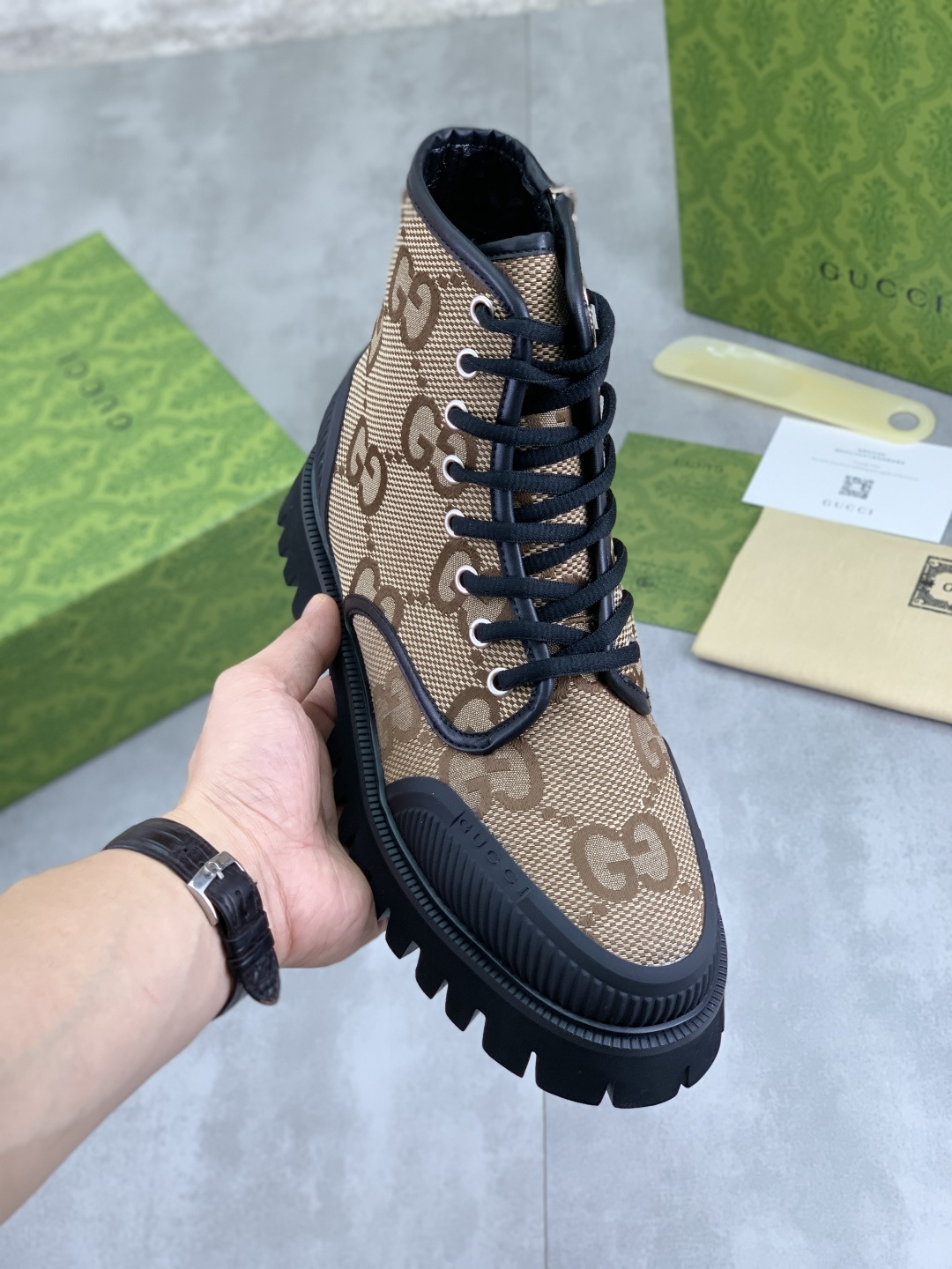 NO:344423,【Real price】 Gucci lazy foot cover couple high-top leather shoes (Gucci GUCCI) official website latest Gucci lazy leather shoes, the hot style is simple and atmospheric, exclusive to trendy men. The unique official website latest brand original double G embossed element Gucci original decoration, fashionable and generous, original fabric calf leather with double G denim all imported soft sheepskin lining, official website designated wear-resistant lightweight foam business sole, classic style real shooting code number 36-46, multiple colors available, gucci, gucci, cowhide, sheepskin19860909【实价】 古驰懒人套脚情侣款高帮皮鞋爆款精选（古奇GUCCI）官网最新款古奇懒人皮鞋,爆款版型简洁大气,潮男专属.独有的官网最新品牌原版双G压花素元素古奇原版装饰,时尚又大方,面料原版小牛皮配双G牛仔布全进口柔软羊皮内里,官网指定耐磨轻便发泡商务大底,经典款实物拍摄码数36-46 多款颜色可选,,gucci,gucci,cowhide,sheepskin,Men's shoes