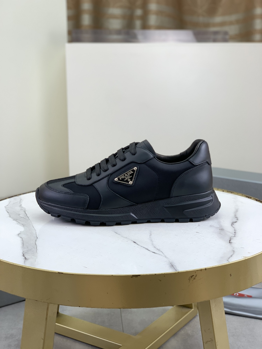 NO:346393,[Real price] Top quality The new hot model of the official website is on the market, a century of timelessness, the trendy brand (Prada Prada) mainly promotes the hot model, avant-garde and versatile fashion men's shoes private version, cowhide surface splicing 11 oil edge treatment... Fashionable and clean, original imported cowhide inner cowhide footbed; atmospheric personality is more trendy and eye-catching and pursue grade, it will subvert the old concept, and be a must for fashion trendy people with you! Must keep it yourself! High-end comfortable, large and low, high-end quality workmanship. Number of 38-44 Multiple colors are available. Full set of packaging, prada, prada, cowhide19860909【实价】顶级品质 官网新款爆款上市,百年不过时, 潮牌（普拉达Prada）主推爆款,前卫百搭时尚男鞋私版开模,牛皮面拼接11油边处理..时尚干脆、原版进口牛皮内里牛皮垫脚；大气个性更潮更抢眼更追求档次,它将颠覆旧念,与您共度时尚潮人必备! 必自留 ! 高端舒适大低,高端品质做工.码数38-44 多款颜色可选.全套包装,,prada,prada,cowhide,Men's shoes