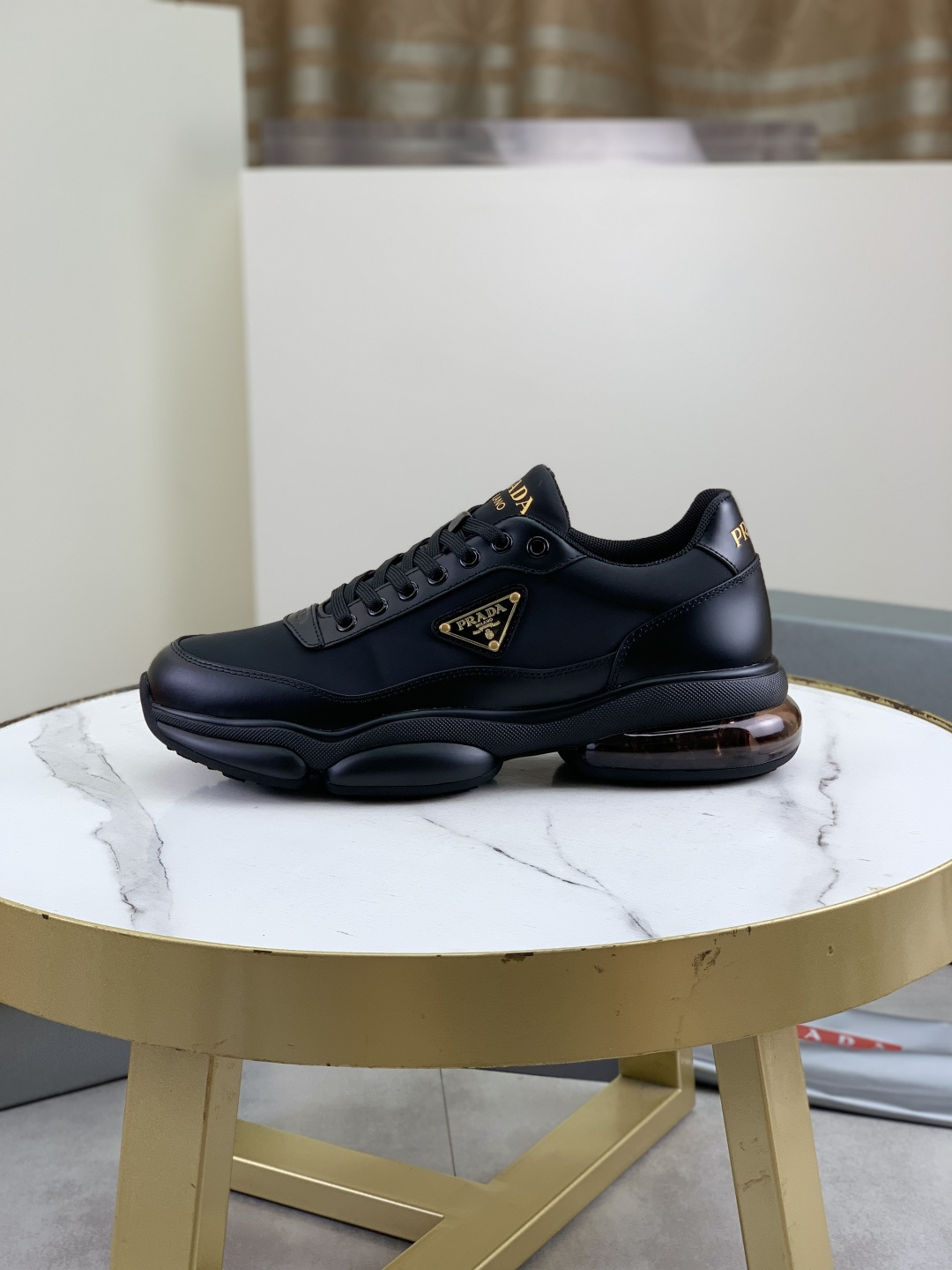 NO:346402,[Real Price] Top Quality New Hot Formats on the official website are on the market, a century of timelessness, trendy brand (Prada Prada) mainly promotes hot products, avant-garde and versatile fashion men's shoes private version, cowhide surface splicing 11 oil edges, fashionable and clean, original imported cowhide inner cowhide footbed; atmospheric personality is more trendy and eye-catching, it will subvert the old concept, and it must be a fashion trendy and fashionable person with you! Must keep it yourself! High-end comfortable, large and low, high-end quality workmanship. Number of 38-45 Multiple colors available. Full set of packaging, prada, prada, cowhide19860909【实价】顶级品质 官网新款爆款上市,百年不过时, 潮牌（普拉达Prada）主推爆款,前卫百搭时尚男鞋私版开模,牛皮面拼接11油边处理..时尚干脆、原版进口牛皮内里牛皮垫脚；大气个性更潮更抢眼更追求档次,它将颠覆旧念,与您共度时尚潮人必备! 必自留 ! 高端舒适大低,高端品质做工.码数38-45 多款颜色可选.全套包装,,prada,prada,cowhide,Men's shoes