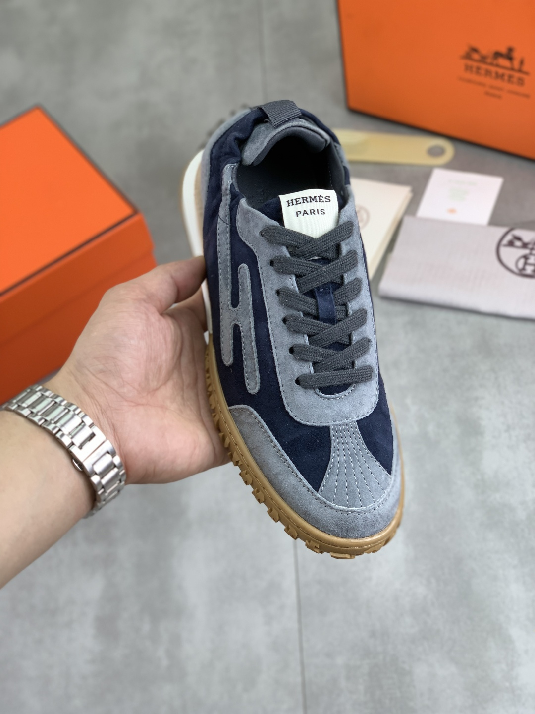 NO:348068,Real price Top version Original list Hermes couple style Drift Sneaker new autumn casual sneakers Original purchase and development Made goods H family men's classic series Technology breathable fabric with cowhide casual casual shoes Casual sports dad shoes combined with high-tech breathable materials and cowhide, side H family exclusive button decoration The outsole is full of H italic design and bright colors to show vitality, continuing the brand design inspiration. Walking through the city lightly, feeling unrestrained and comfortable. Delivery exquisite packaging Original customized breathable material + top layer cowhide inner cowhide footbed Large sole open mold to take PU + TPU material Size Women 34-40 (41 customized) Men 39-45 8 colors available Boutique packaging, hermes, hermes, sneakers, cowhide19860909实价 顶级版本 原单 Hermes爱马仕情侣款 Drift Sneaker 秋季新款休闲运动鞋 原版购入开发 做货 H家男士经典系列 科技透气面料搭配牛皮 休闲运动鞋 休闲之履运动老爹鞋结合高科技透气材质与牛皮,侧面H家专属纽扣装饰 大底满满H斜体设计和鲜艳色彩展现活力,延续品牌设计灵感.轻盈漫步都市,感受无拘舒适. 配送精美包装 面料原版定制透气材质+头层牛皮 内里牛皮垫脚 大底开模抽空PU+TPU材质 Size 女34-40(41定做)男39-45 8款颜色可选 精品包装,,hermes,hermes,sneakers,cowhide,Men's shoes