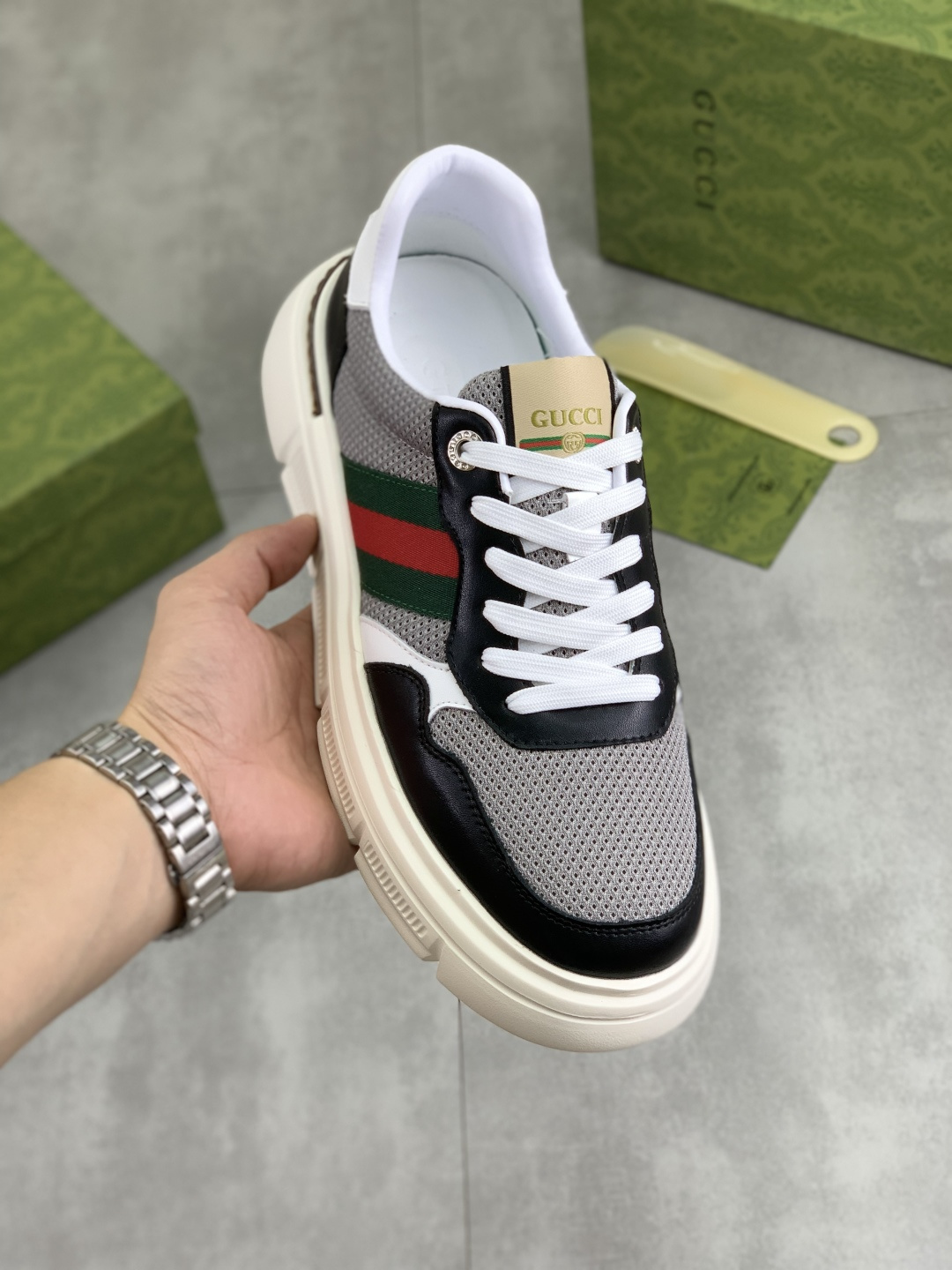 NO:348702,[Real Price] Gucci GUCCI official website's latest classic casual and fashionable men's shoes, the style is simple and atmospheric, exclusive to trendy men. The latest official website's latest brand elements Gucci original decoration, fashionable and generous, original fabric soft calfskin comfortable soft top layer pig skin inner official website designated wear-resistant casual sole, classic style real shooting color 2 colors available in 2 colors, number 38-44,,gucci,gucci,cowhide19860909【实价】 古驰 GUCCI官网最新款经典休闲时尚男鞋爆款版型简洁大气,潮男专属.独有的官网最新品牌元素古奇原版装饰,时尚又大方,面料原版柔软小牛皮 舒适的柔软头层猪皮内里 官网指定耐磨休闲大底,经典款实物拍摄颜色2色可选码数38-44,,gucci,gucci,cowhide,Men's shoes