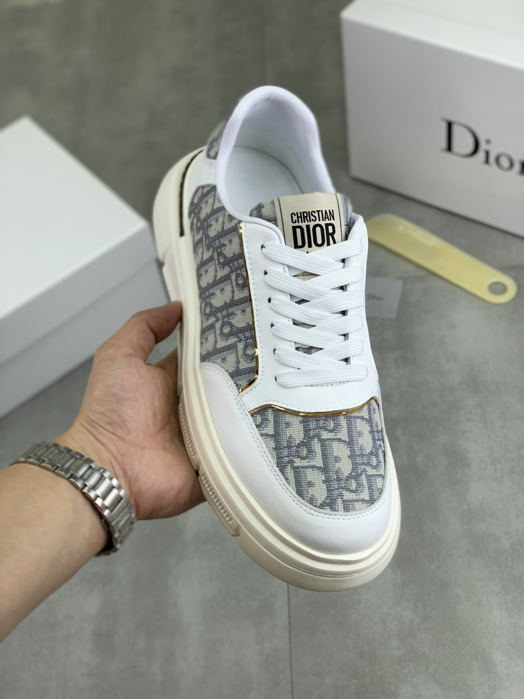 NO:348720,【Real Price】【Dior】Dior original lace-up high-top men's shoes. Classic casual shoes. This model is the official classic style, quality, made by famous original masters. It uses high-quality cowhide with original materials, comfortable and breathable mesh inner pig leather insole, perfect last, generous and fashionable design, attracting the pursuit of many consumers. It is suitable for drivers to drive. What you want is the best quality in the market, with 2 colors. Number of 38--44,,dior,dior,cowhide19860909【实价】【Dior】迪奥原版系带高帮男鞋 经典款休闲鞋本款是官方主打经典款,质量,原厂名师制作,采用优质牛皮配原版材料舒适透气网布內里猪皮鞋垫,完美楦型,大方时尚的设计,吸引了众多消费者的追捧,适合司机驾车行驶,要的就是市场最品质,颜色2色 码数38--44,,dior,dior,cowhide,Men's shoes