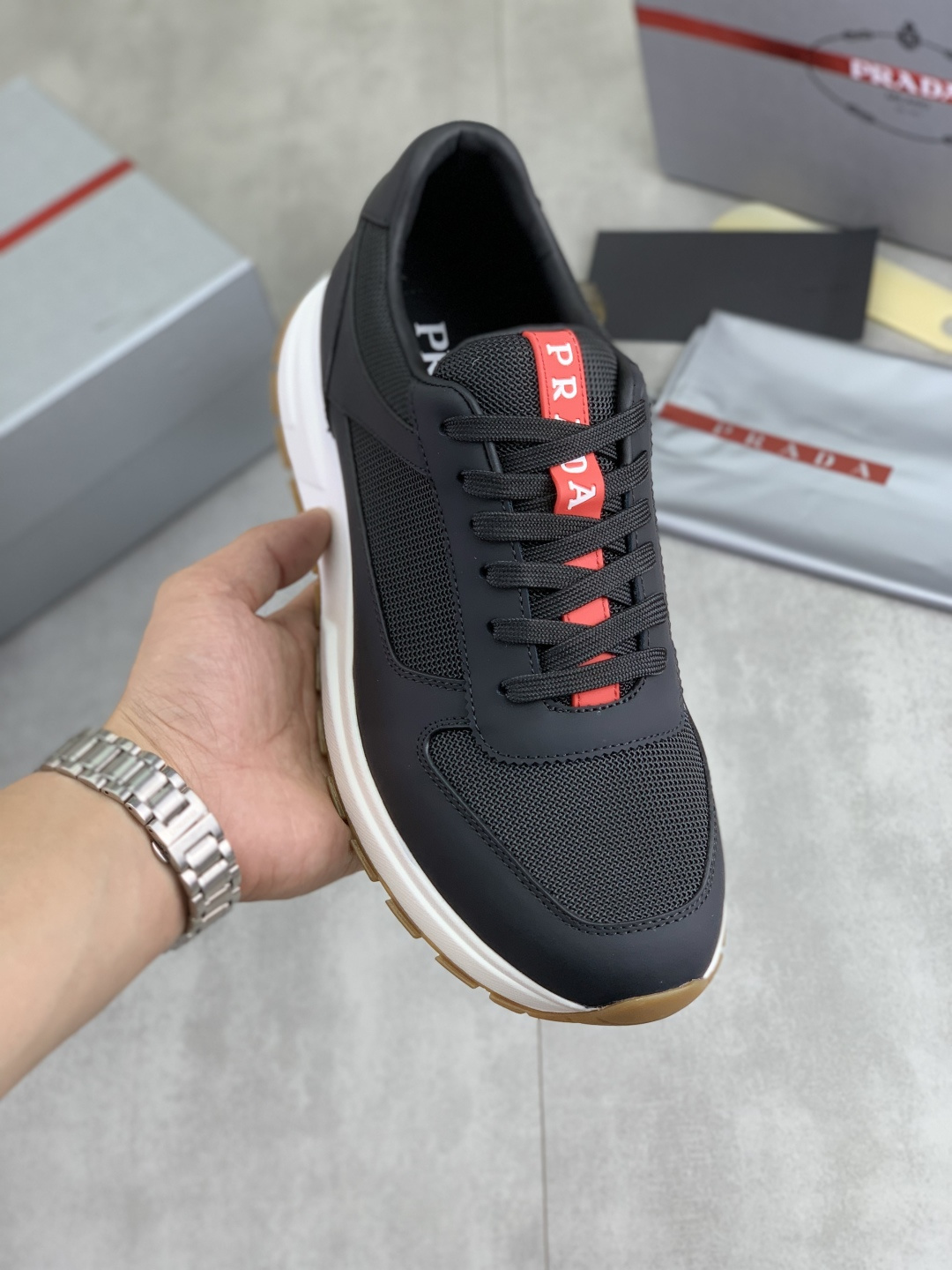 NO:349644,[Real price] Top version The official website is launched with hot products, trendy brands (Prada Prada) are mainly popular, avant-garde and versatile fashion men's shoes are open with a private version, cowhide surface splicing 11.. Fashionable and crisp, original imported cowhide inner cowhide footbed; atmospheric personality is more trendy and eye-catching and pursue grade, it will subvert the old concept, and it must be a fashion trendy and fashionable trendy with you! Must keep it yourself! High-end comfort, large and low, high-end quality workmanship. The official website new high-end sole size 38-45 3 colors available.,,prada,prada,cowhide19860909【实价】顶级版本 官网爆款上市, 潮牌（普拉达Prada）主推爆款,前卫百搭时尚男鞋私版开模,牛皮面拼接11..时尚干脆、原版进口牛皮内里牛皮垫脚；大气个性更潮更抢眼更追求档次,它将颠覆旧念,与您共度时尚潮人必备! 必自留 ! 高大上的舒适大低,高端品质做工.官网新款高端大底 码数38-45 3色可选.,,prada,prada,cowhide,Men's shoes