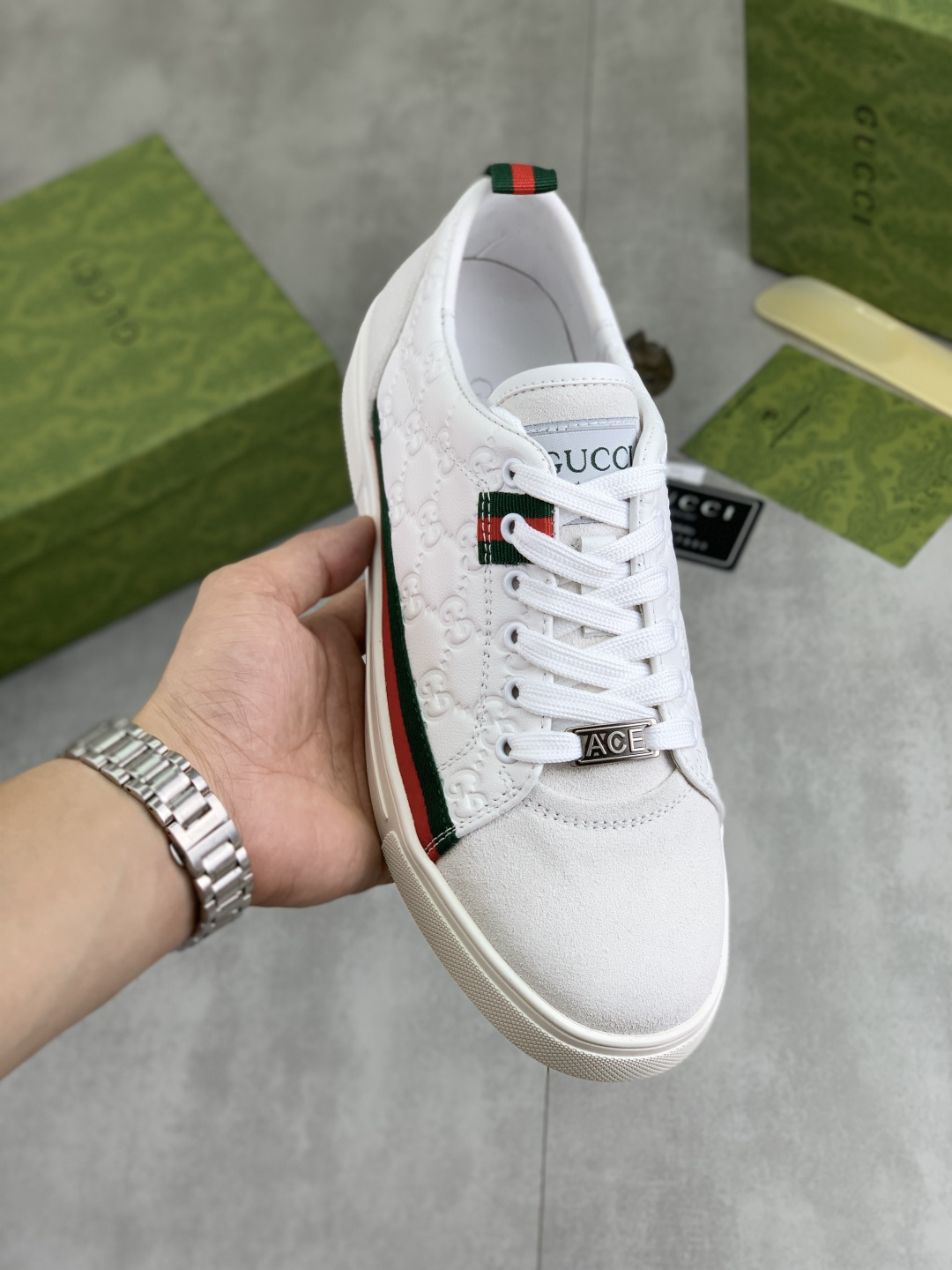 NO:349692,[Real price] Gucci official website's latest classic casual and fashionable men's shoes, the style is simple and atmospheric, exclusive to trendy men. The latest official website's latest brand elements Gucci original decoration, fashionable and generous, fabric original soft calfskin made Comfortable soft pigskin inner. The official website designated wear-resistant rubber sole_full of elasticity, classic style real shooting color 3 colors available in 3 colors, ,gucci,gucci,cowhide19860909【实价】 古驰 Gucci官网最新款经典休闲时尚男鞋爆款版型简洁大气,潮男专属.独有的官网最新品牌元素古奇原版装饰,时尚又大方,面料原版柔软小牛皮制作 舒适的柔软猪皮内里 官网指定耐磨橡胶大底_弹力十足,经典款实物拍摄颜色3色可选码数38-44,,gucci,gucci,cowhide,Men's shoes