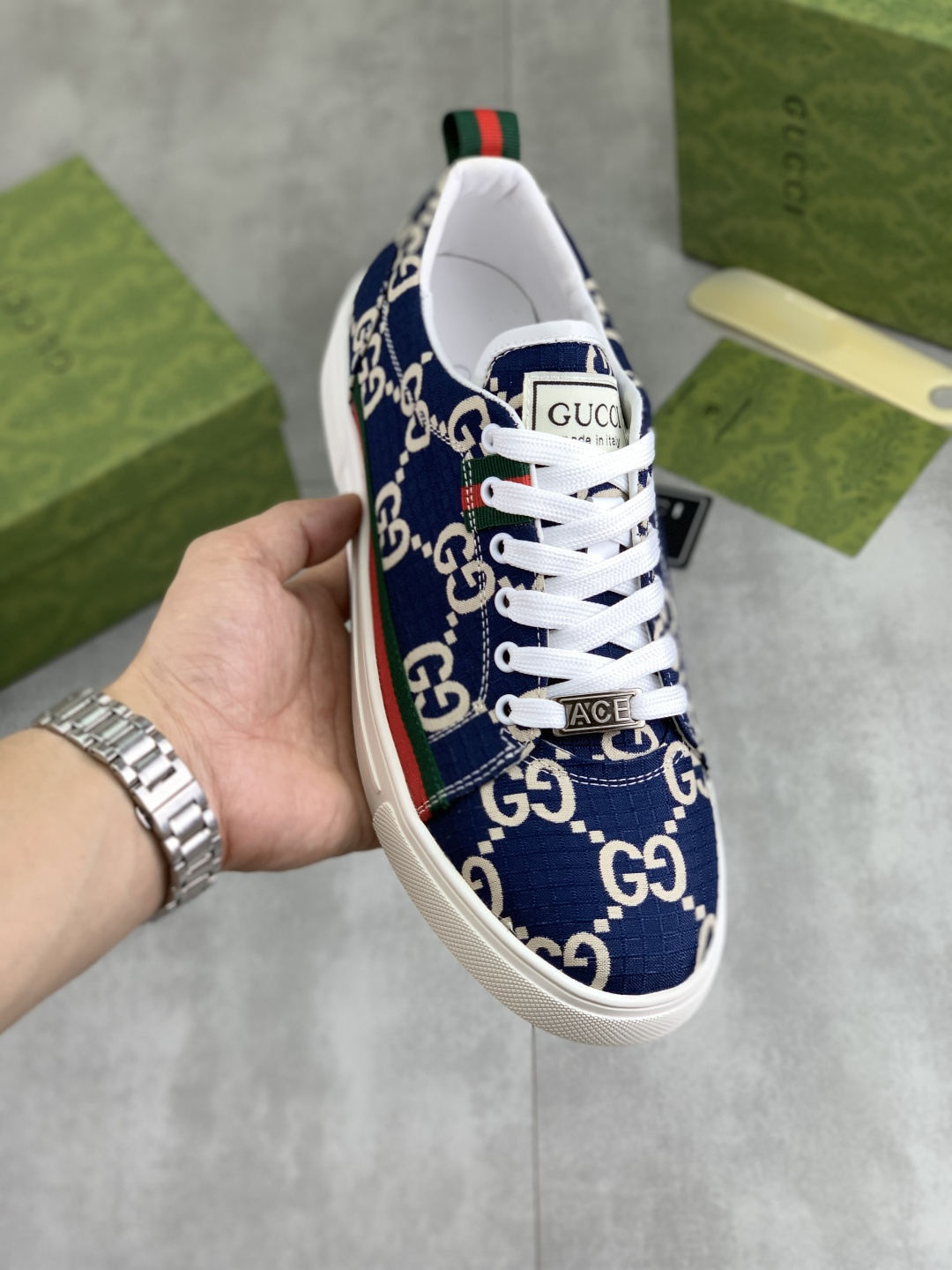 NO:349675,[Real Price] Gucci Gucci official website's latest classic casual and fashionable men's shoes, the style is simple and atmospheric, exclusive to trendy men. The latest official website's latest brand elements Gucci original decoration, fashionable and generous, original soft calfskin made of fabric, comfortable soft pigskin inner, official website designated wear-resistant rubber sole_full of elasticity, classic style real shooting color 4 colors available for 38-44,,gucci,gucci,cowhide19860909【实价】 古驰 Gucci官网最新款经典休闲时尚男鞋爆款版型简洁大气,潮男专属.独有的官网最新品牌元素古奇原版装饰,时尚又大方,面料原版柔软小牛皮制作 舒适的柔软猪皮内里 官网指定耐磨橡胶大底_弹力十足,经典款实物拍摄颜色4色可选码数38-44,,gucci,gucci,cowhide,Men's shoes