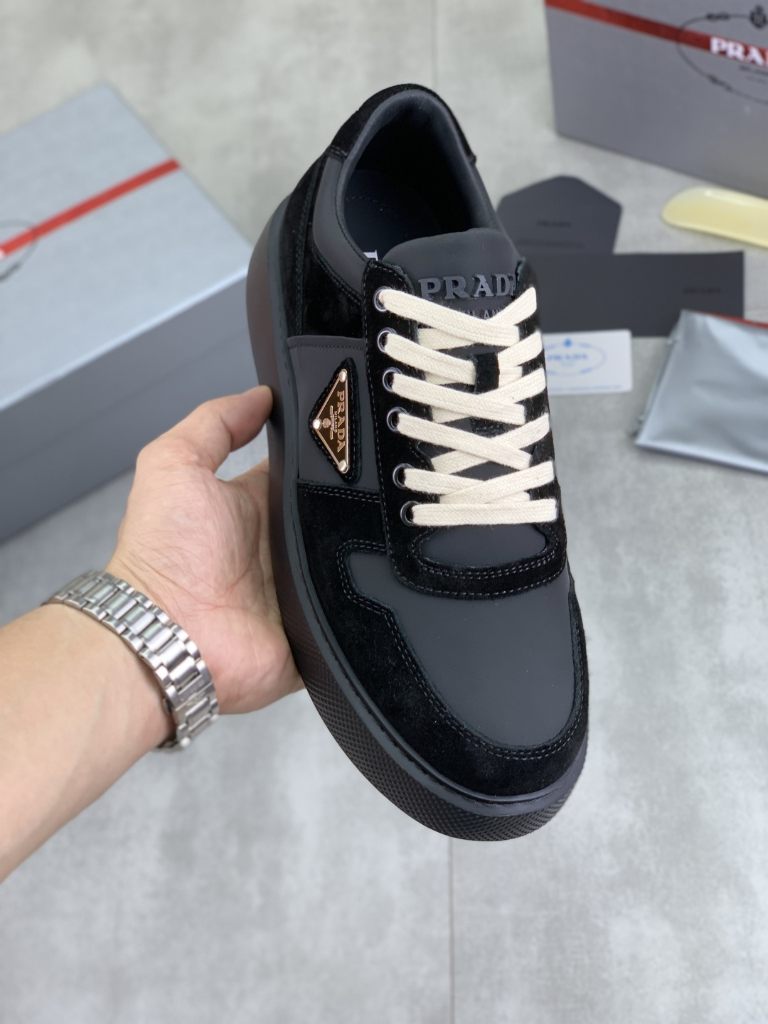 NO:355374,[Real price] High-version hot products are launched on the official website, trendy brand (Prada Prada) mainly promotes hot products, avant-garde and versatile fashion men's shoes private version, cowhide surface splicing 11.. Fashionable and crisp, original imported cowhide inner cowhide footbed; atmospheric personality is more trendy and eye-catching and pursue grade, it will subvert the old concept, and it must be a fashion trendy and fashionable trendy with you! Must keep it yourself! High-end comfortable, large and low, high-end quality workmanship. Number of 38-44 5 colors available.,,prada,prada,cowhide19860909【实价】高版本 官网爆款上市, 潮牌（普拉达Prada）主推爆款,前卫百搭时尚男鞋私版开模,牛皮面拼接11..时尚干脆、原版进口牛皮内里牛皮垫脚；大气个性更潮更抢眼更追求档次,它将颠覆旧念,与您共度时尚潮人必备! 必自留 ! 高大上的舒适大低,高端品质做工.码数38-44 5色可选.,,prada,prada,cowhide,Men's shoes