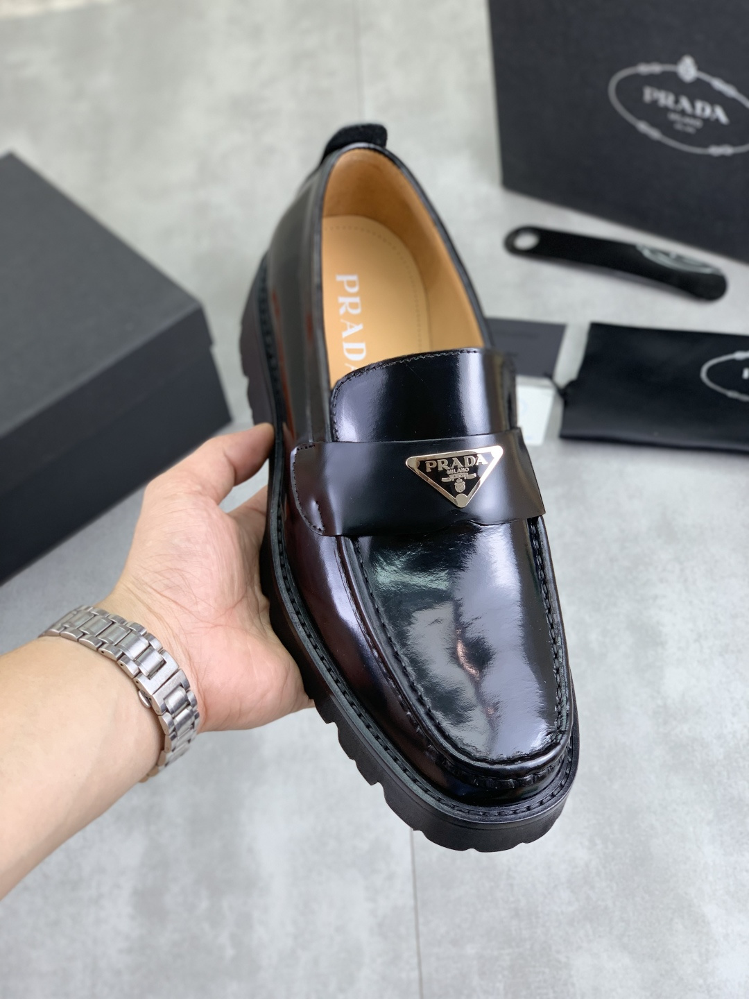 NO:357388,Real price PRADA Prada spring new casual leather shoes Original purchase and development Made products Prada Men's classic series Technology breathable fabric with cowhide casual casual sneakers Casual sports dad shoes combine high-tech breathable material with cowhide leather, exclusive button decoration on the side P home The italic design and bright colors show vitality, continuing the brand design inspiration. Walking around the city lightly, feeling unrestrained and comfortable. Delivery exquisite packaging Original custom calf leather with breathable material Inner cowhide inner cowhide inner cowhide foot pads Large sole open mold TPU rubber material Sole 3.5CM Size Men's 38-44 (45 can be customized) Multiple colors available, prada, prada, sneakers, cowhide19860909实价 PRADA 普拉达春季新款休闲皮鞋 原版购入开发 做货 普拉达家男士经典系列 科技透气面料搭配牛皮 休闲运动鞋 休闲之履运动老爹鞋结合高科技透气材质与牛皮,侧面P家专属纽扣装饰 大底满满P斜体设计和鲜艳色彩展现活力,延续品牌设计灵感.轻盈漫步都市,感受无拘舒适. 配送精美包装 面料原版定制小牛皮配透气材质 内里牛皮内里牛皮垫脚 大底开模TPU橡胶材质 底厚3.5CM Size 男款38-44（45 可以定做） 多款颜色可选,,prada,prada,sneakers,cowhide,Men's shoes