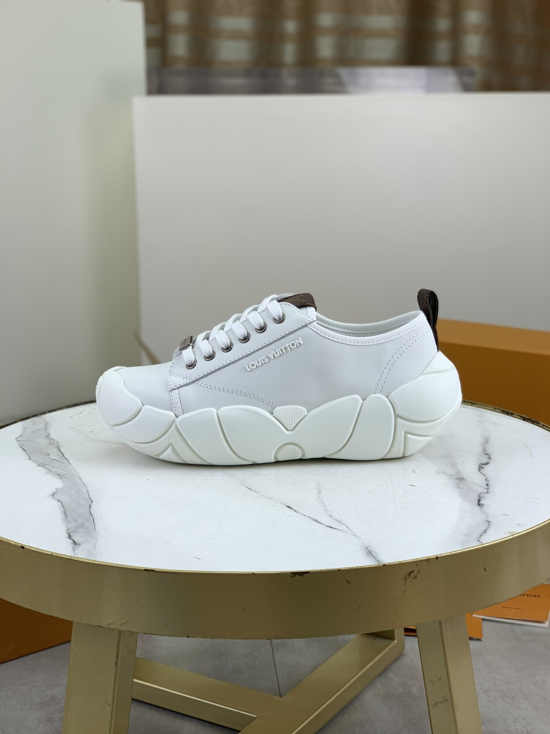 NO:357401,Real price Super popular LV Bubble Cloud shoes new casual sneakers, same style for each celebrity, it looks so good. The sense of technology and luxury coexist. The shoe shape is smooth and not bulky, and it is easy for small girls to control TPU injection molded bubble rice sole, breathable space mesh in cowhide, molded cowhide feet, calf leather surface. Size 35-40 (41 42 customized) color black white silver,,louis vuitton,sneakers,cowhide19860909实价 超级火爆 LV Bubble 气泡 云朵鞋新款休闲运动鞋 各明星同款 真的太好看了科技感与奢华感并存 鞋型流畅不笨重,小个子女生轻松驾驭 TPU注塑泡米花大底,牛皮里拼透气太空网布,成型牛皮垫脚,小牛皮面 码数35-40（41 42定做）颜色黑色 白色 银色,,louis vuitton,sneakers,cowhide,Men's shoes