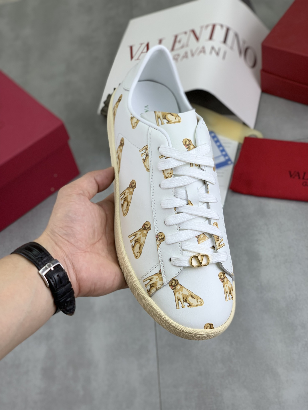 NO:557842,Real price, top version, Valentino Valentino 25/ Royco series, cherry, couple style, casual sneakers, white shoes, original purchase, development, production. Classic and timeless low-top sneakers outline a lazy silhouette, supplemented by low-key and restrained brand details, and have evolved into a must-have item in the wardrobe. Comfortable and versatile!  Fabric: Original customized first-layer cowhide Lining: Imported breathable sheep lining Sole: Original molded anti-slip rubber material Size: 38-45,,valentino,valentino,sneakers,cowhide19860909实价 顶级版本 Valentino华伦天奴25/ Royco系列 樱桃 情侣款 休闲 运动鞋 小白鞋 原版购入开发 做货 经典隽永的低帮运动鞋勾勒慵懒廓形,辅以低调内敛的品牌细节,演变为衣橱必备单品 舒适百搭！ 面料 : 原版定制头层牛皮 内里 : 进口透气羊里 鞋底 : 原版开模防滑橡胶材质 Size : 38-45,,valentino,valentino,sneakers,cowhide,Men's shoes