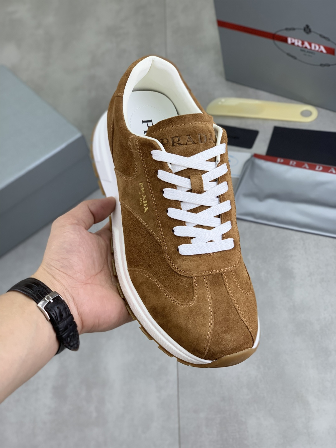 NO:555389,[Real price] The latest model of high-quality PRADA classic men's shoes has been launched on the official website in 11 copies, synchronized in Hong Kong and on the same catwalk; all made of calfskin, imported cowhide lining, original rubber outsole, non-slip and wear-resistant; comfortable on the feet, attractive style, fine workmanship, with simple and neat shoe last, showing the man's boldness and toughness, size 38 to 44 (45 can be customized) black  Choose white color, prada, prada, cowhide19860909【实价】 高品质牛里（PRADA）普拉达经典款男鞋官网最新款上市了11复制,香港同步,走秀同台；全部采用小牛皮进口牛皮内里、橡胶大底原版防滑耐磨；着脚舒适、款式耐看,做工精细,配以简洁利落的鞋楦,彰显男人的果敢和硬朗,码数38一44（45可以定做）黑色 白色颜色选,,prada,prada,cowhide,Men's shoes