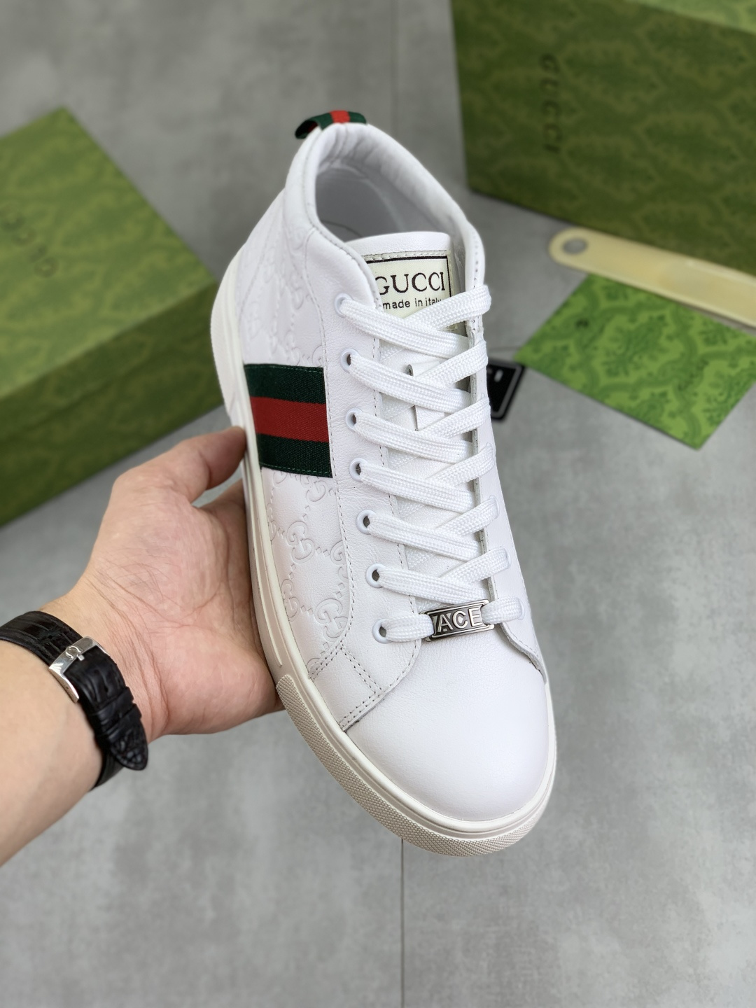 NO:555958,[Real price] Gucci GUCCI official website's latest classic casual fashion high-top men's shoes, popular style, simple and elegant, exclusive for trendy men. Unique official website's latest brand elements original Gucci decoration, fashionable and generous, original soft calfskin fabric, comfortable soft first-layer pigskin lining, official website designated wear-resistant casual outsole, classic actual shooting color, 4 colors available, code number 38-44,,gucci,gucci,cowhide19860909【实价】 古驰 GUCCI官网最新款经典休闲时尚高帮男鞋爆款版型简洁大气,潮男专属.独有的官网最新品牌元素古奇原版装饰,时尚又大方,面料原版柔软小牛皮 舒适的柔软头层猪皮内里 官网指定耐磨休闲大底,经典款实物拍摄颜色4色可选码数38-44,,gucci,gucci,cowhide,Men's shoes