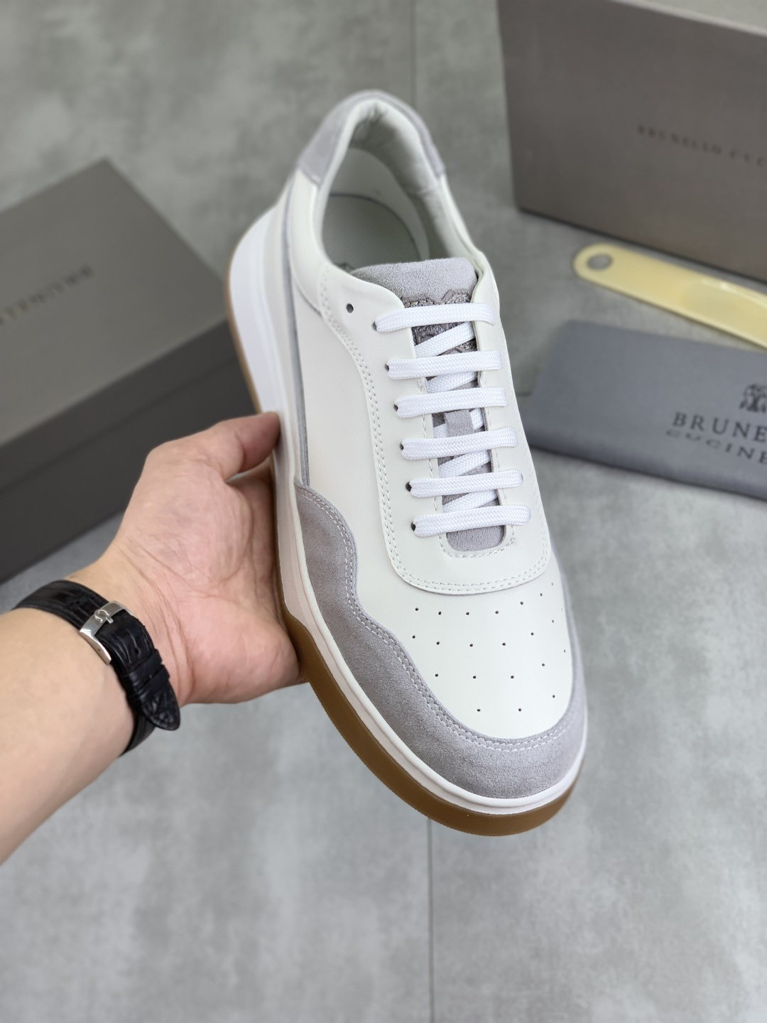 NO:555946,Real price high version BC new product Brunello Cucinell* low-top sneakers official price RMB 37, classic yarn inspires the sophistication and sporty taste of this sneaker. The original cowhide upper is extremely light and elastic, showing a tight appearance on both sides of the shoe, while the toe adopts the unique 'microhole' process of sports accessories to sublimate breathability. The elasticity of knitted fabrics can ensure that the shoes fit better and are more comfortable to wear.  Highlighting sophistication with sharp material contrasts. Cowhide midsole with cowhide foot pads, comfortable and breathable. The heel and insole are decorated with brand logos and heel webbing pull-loops. Original open-molded lightweight foam rubber grip soles make the shoes comfortable and flexible to wear on the feet. Light and comfortable, standard size 39-44 (38.45 custom-made), 3 colors available, brunello   cucinelli,sneakers,cowhide19860909实价 高版本 BC新品 Brunello Cucinell* 低帮运动鞋 官方售价RMB 37, 经典纱线激发了这款运动鞋的精致与运动品味.原版牛皮鞋面极致轻盈且富有弹性,鞋子两侧显示出紧致外观,而鞋头则采用运动配件独特的“微孔”工艺,升华透气性能.针织品的弹性可以确保鞋子更合脚,穿着更舒适 以鲜明的材质对比彰显精致.牛皮中底牛皮垫脚加持 舒适透气 后跟与鞋垫饰有品牌logo标志、后跟织带提环 原版开模轻质发泡橡胶抓地鞋底 令鞋子穿在脚上舒适且灵活.轻便舒适款标准码数39-44（38.45定做）颜色3款颜色可选,,brunello cucinelli,sneakers,cowhide,Men's shoes